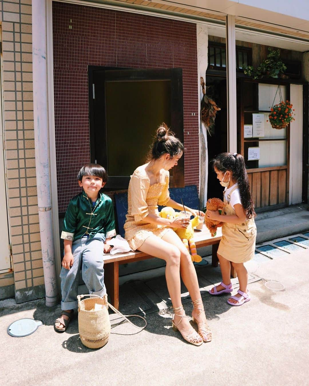 Rika Vanessaさんのインスタグラム写真 - (Rika VanessaInstagram)「ずっと着たかった子達🌹🌹 ・ 朝さくっとテイクアウト🥡💕 いい天気の中、外で食べた べつばらドーナッツ🍩&ラテは めちゃくちゃ美味しかった💓 ・ ・ 👗: @faithfullthebrand ・ 👡: @ungrid_official ・ 🧺: @kiira_shikica ・ ・ この洋服&くつBag共に買う時、 あのライブやフェスに 着て行こうと 考えてたから何だか切ないけど 必ず着ていって 大好きな人達にハグしたいな🌙 ・ ・ "幸福な瞬間をたくさん持つと、 人は勇敢になると思う。 自分の人生に対する信頼、 しか勇気にはならない。 何かに護られて在る、ということ。 宗教のある人は、 だから勇敢になりやすいと思う。 うらやましい。" ー泣く大人 ・ ・ ・ #ootd #fashion # #faithfullthebrand #ungrid #kiira #coffee #kamakura  #ファッション　#ワンピース　#コーディネート　#ミルコーヒー　#鎌倉　#材木座」5月25日 18時43分 - rikavanessa._