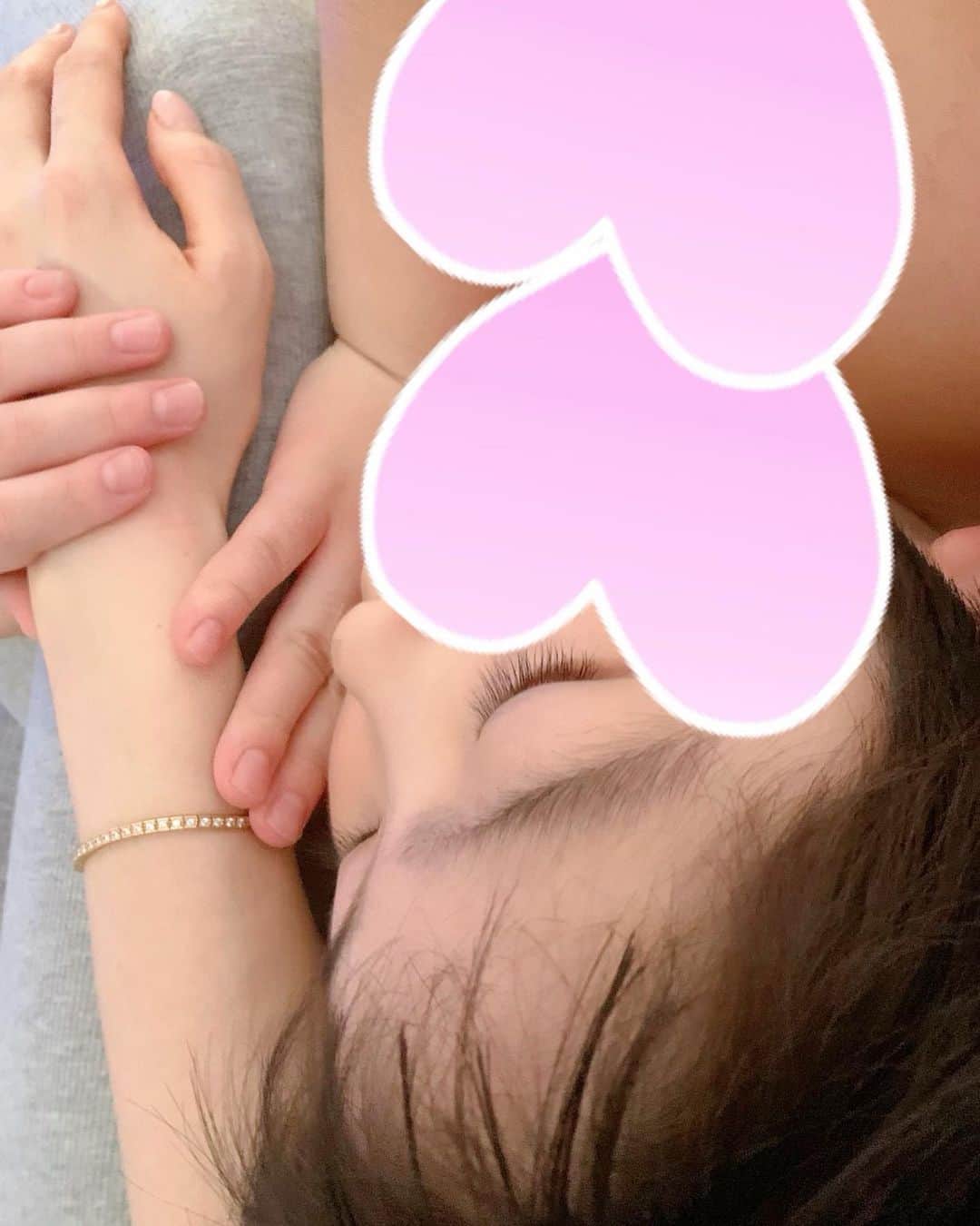 美香さんのインスタグラム写真 - (美香Instagram)「お風呂あがり🛁 珍しく座っているわたしの足に絡みついてきた息子。 嬉しくて思い出にパチリ。 あっという間に中学生になるのかなぁ😌 今のうちたくさん抱きしめておこうー☺️ #8歳男の子」5月25日 18時44分 - mikaofficial99