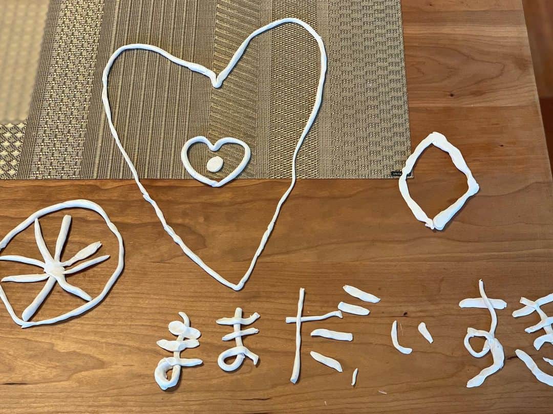 森上亜希子のインスタグラム：「私がキッチンに向かおうとすると全力で阻止する子供達。 「はい、いいよ〜。目をつぶって」と言われて手を出して引かれて行くと、こんな嬉し過ぎるメッセージ❤️ 疲れも吹き飛びました‼️ ありがとう❤️ #親バカ部  #兄妹 #粘土細工 #ありがとう #いつも #鬼ママなのに #tennis #テニス」