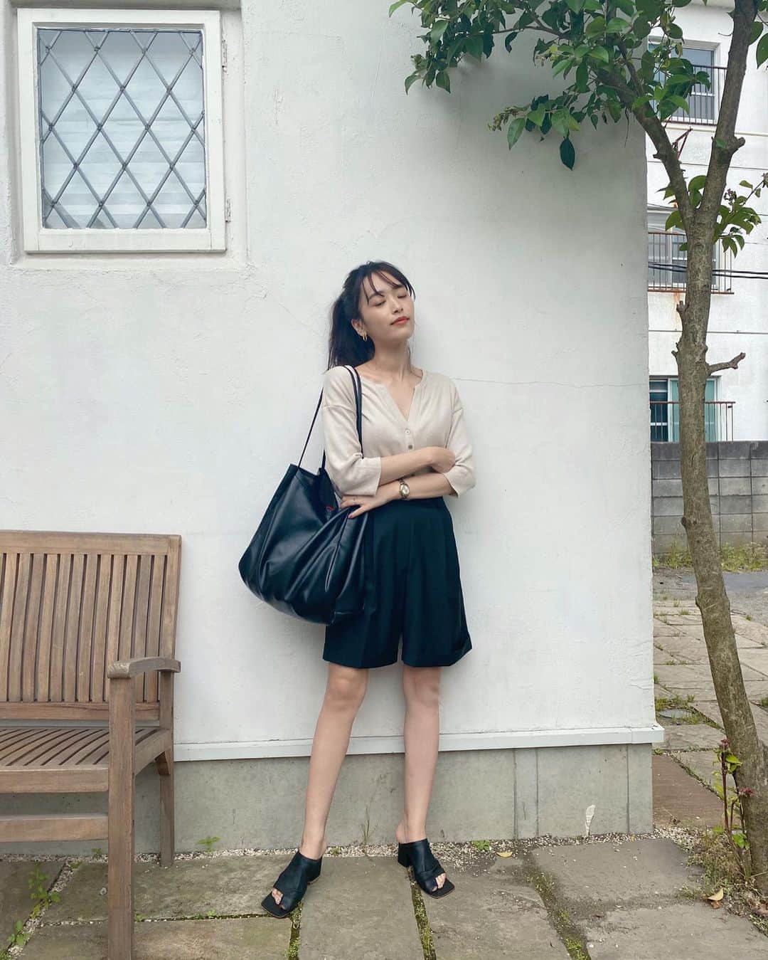近藤千尋のインスタグラム：「撮影終わりにスタジオ前で…📷 目をつぶってる風に見えるけど よく見たら半目の写真。笑❤️ 黒とベージュでまとめてみました🥰 足を出す日は朝から家を出るまで着厚レギンスに お世話になっています💁‍♀️笑  #バッグは明日発売のセレクト商品 #ajugaです」