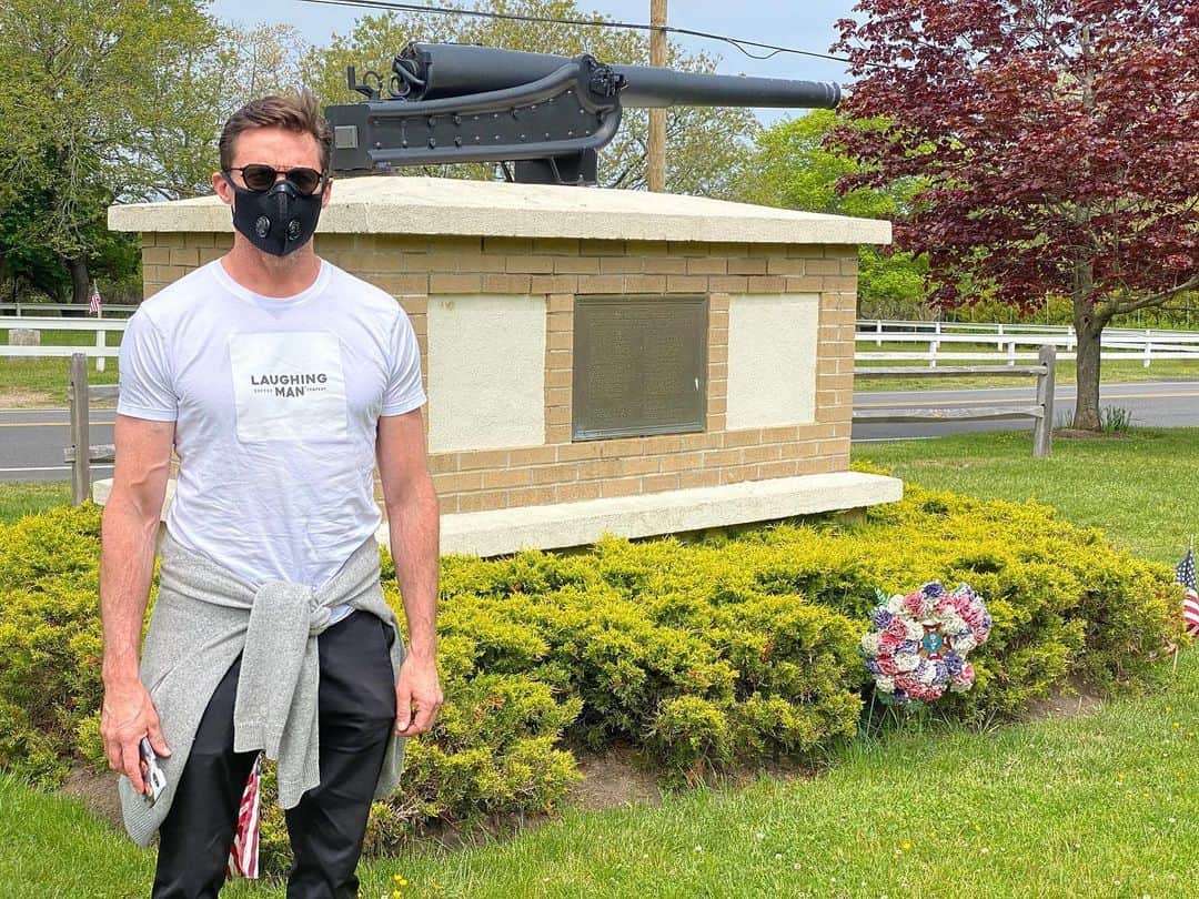 ヒュー・ジャックマンのインスタグラム：「Our unending respect to the men and women of the military. #memorialday」