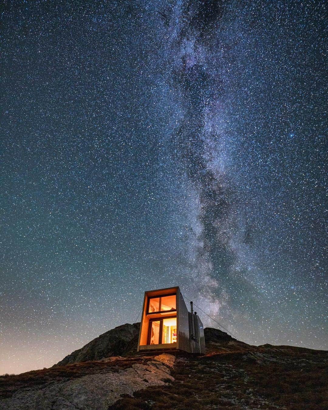 クリス・バーカードのインスタグラム：「Another celestial perspective of the remote cabin we visited in the Swiss Alps. What blew me away was that it was constructed onsight with care not to alter or damage to the landscape around it. After the hiking season ended it was deconstructed & removed... a physical representation that nothing is meant to last forever.」