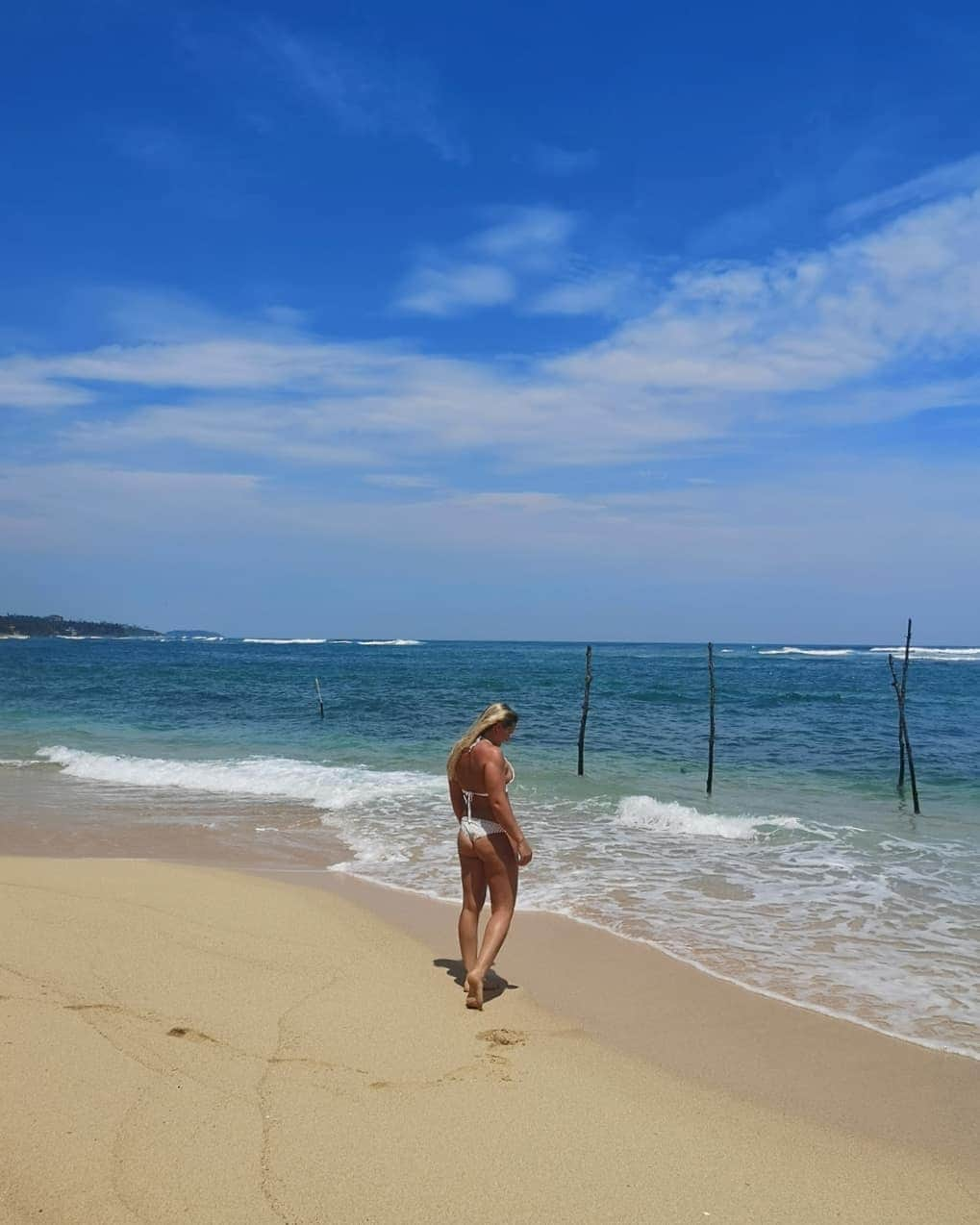 リア・クレインさんのインスタグラム写真 - (リア・クレインInstagram)「This weather 💦🥵 I really need a dip in the ocean 🌊 Sri Lanka had by far the nicest sea I've been in. So warm!! And a 🐢 everywhere you looked!」5月26日 4時24分 - leahcraneclimbing