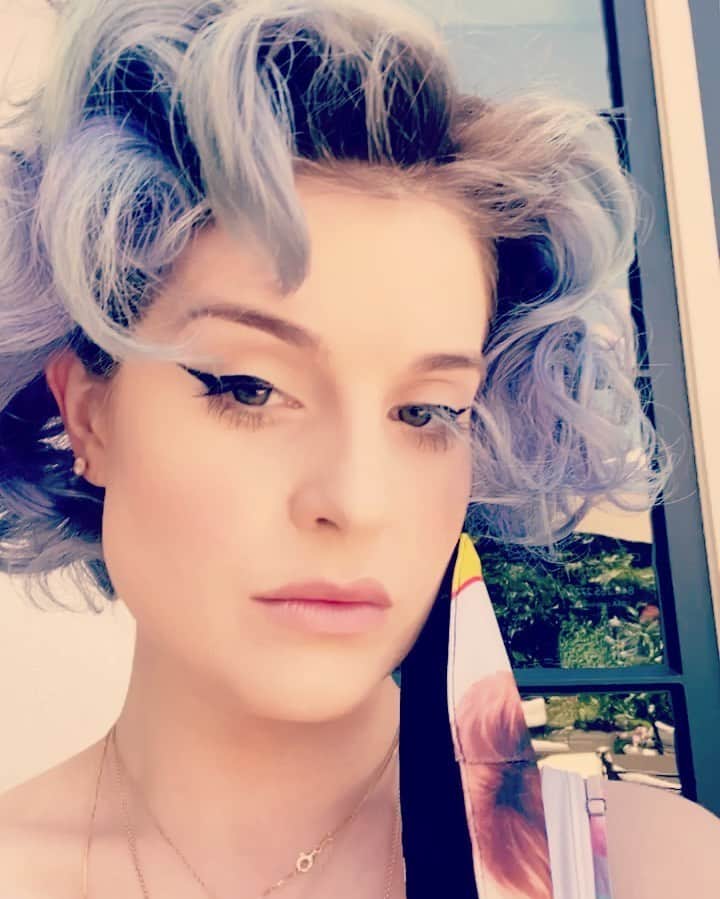ケリー・オズボーンのインスタグラム：「Happy #MaskedMonday everyone!!!! Listen to #JudgeJudy! Don’t be a #TWAT wear a mask!!! Stay safe I love you all 💜」