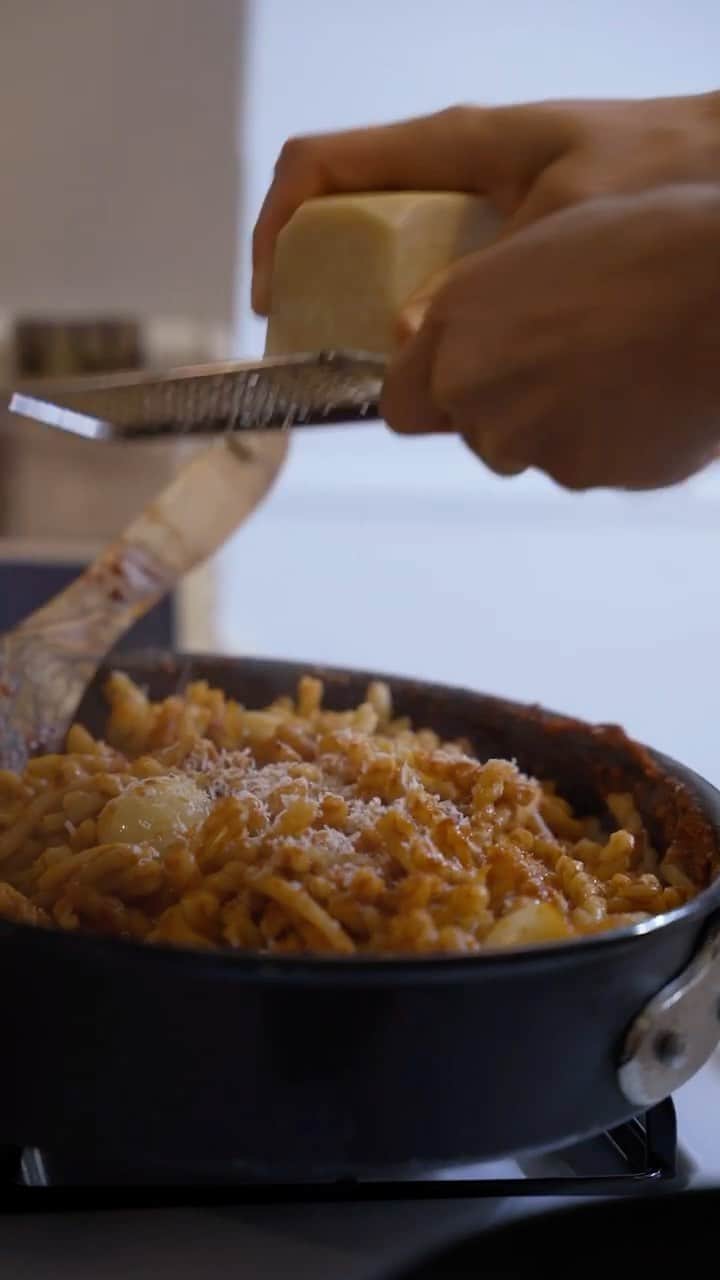 ケルシー・ロビンソンのインスタグラム：「Ricotta salata & slow roasted butter tomato pasta inspired by mine and @alixklineman love for Italy. Easy to follow, more fun to watch. Highly recommend enjoying it with a pre dinner cocktail recipe created by @adrews04 and some vino to follow 💕 BUON APPETITO. . . Ps if you don’t like cooking... the last minute is my favorite so skip to that @teddypurcell @3riancook 👏🏼」