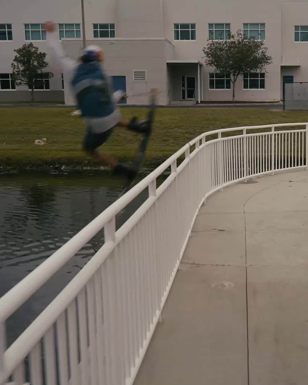 レッドブルのインスタグラム：「when the world knocks you down, you just gotta keep grinding ∙ 🏃‍♂️: @guentheroka 📹: @formatsfilmco #wakeboarding #grind #wake #redbull #givesyouwings」