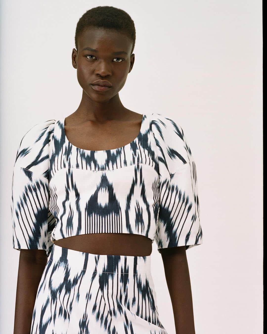 レベッカテイラーさんのインスタグラム写真 - (レベッカテイラーInstagram)「Our Indigo Ikat imparts graphic appeal.  @martinkeenan」5月26日 5時00分 - rebeccataylornyc