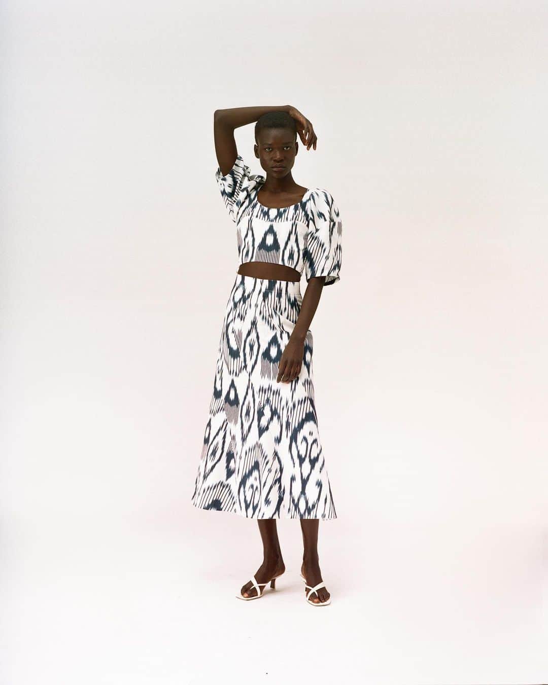 レベッカテイラーさんのインスタグラム写真 - (レベッカテイラーInstagram)「Our Indigo Ikat imparts graphic appeal.  @martinkeenan」5月26日 5時00分 - rebeccataylornyc
