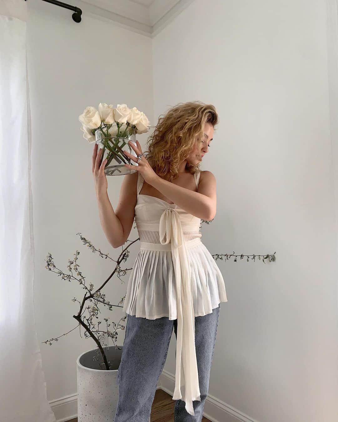 Kelsey Simoneさんのインスタグラム写真 - (Kelsey SimoneInstagram)「Dreamy blouse & jeans ☁️」5月26日 5時11分 - k.els.e.y