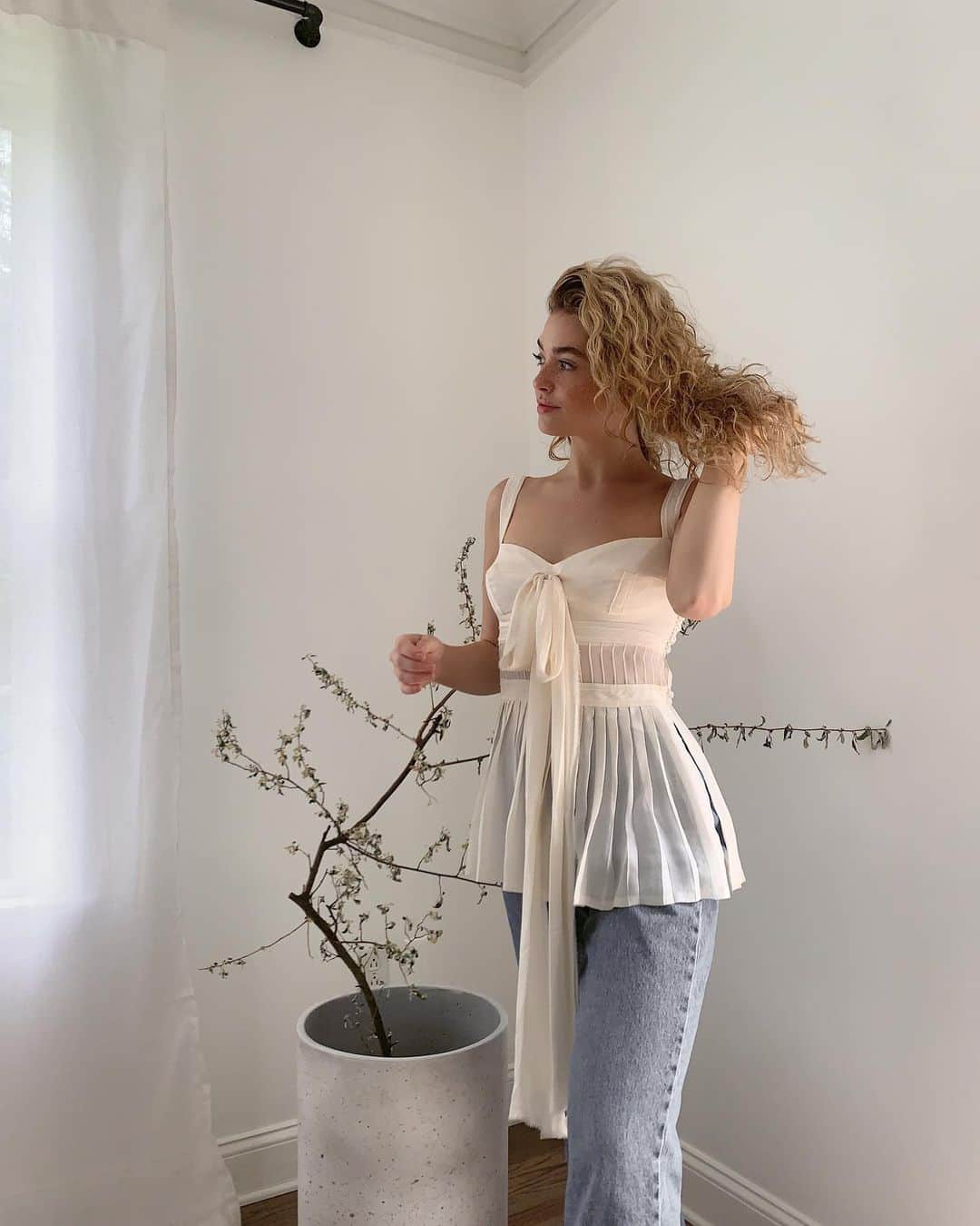 Kelsey Simoneのインスタグラム：「Dreamy blouse & jeans ☁️」