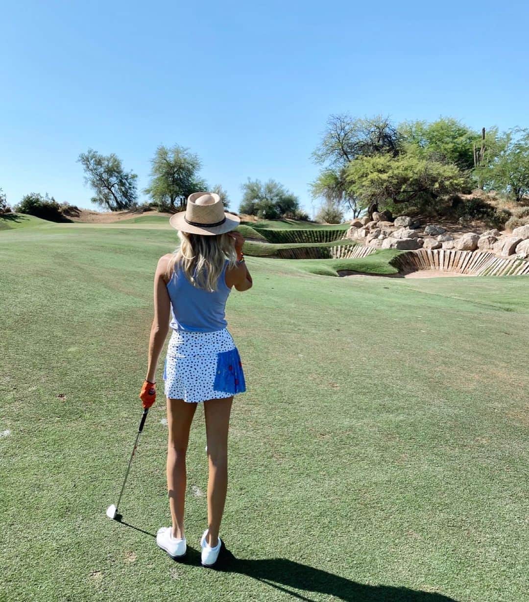 Elise Lobbさんのインスタグラム写真 - (Elise LobbInstagram)「Left is safe, right side bunkers are a no go and right at the pin is money 🤪⛳️ where would you be?! 🤔 #golf」5月26日 5時07分 - eliselobb