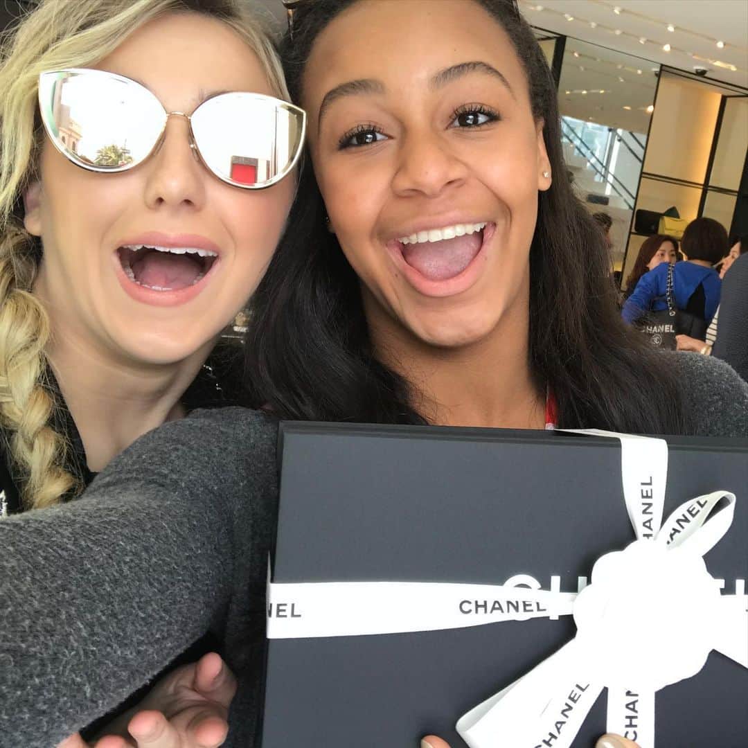 Nia Sioux Frazierさんのインスタグラム写真 - (Nia Sioux FrazierInstagram)「Happy birthday @chloelukasiak !!! Can’t believe you’re 19! So happy we’ve been able to share some great memories together throughout the years. Love and miss you so so so much! Have the best bday ever!💗」5月26日 5時20分 - niasioux