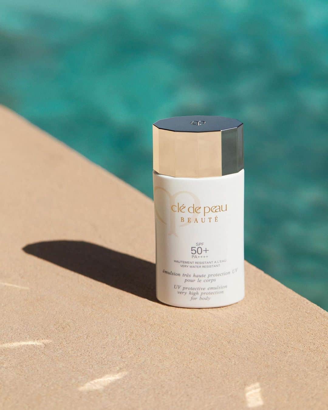 Clé de Peau Beauté Officialさんのインスタグラム写真 - (Clé de Peau Beauté OfficialInstagram)「Dreaming of a poolside #getaway? Keep #skin exquisitely smooth, protected and moisturized all year round with the #UVProtectiveEmulsion for body. The high-performance #sunscreen provides a high level of defense against #UV rays while offering lasting hydration and comfort. Perfect for daily use.」5月26日 5時24分 - cledepeaubeaute