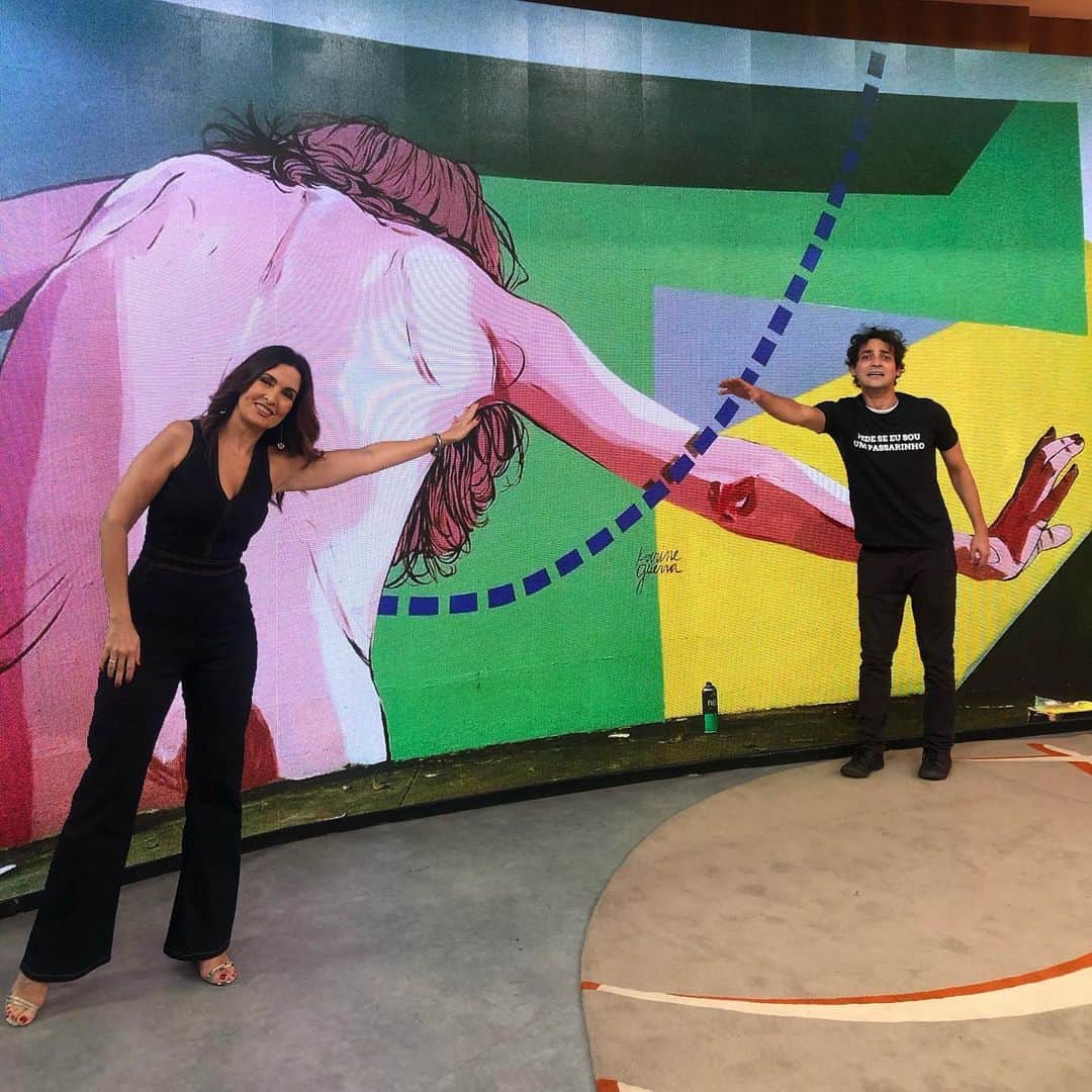 ファチマ・ベルナルデスのインスタグラム：「Depois de muito tempo, recebi um convidado no estúdio. @sterblitch sempre parceiro com o #encontrocomfatima.  E a gente se divertiu. Nossa primeira foto foi durante o programa e a segunda já de máscara para sairmos do estúdio. E não se esqueça, o nosso #encontro agora é mais cedo, às dez, logo depois do Bom Dia Brasil.」