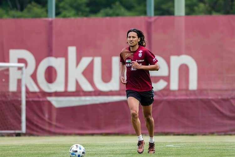 大崎玲央のインスタグラム：「Back in business⚽️💪🏽 今日からグループでトレーニングが再開しました！ #visselkobe #ヴィッセル神戸 #jリーグ #jleague #グレートだぜ」