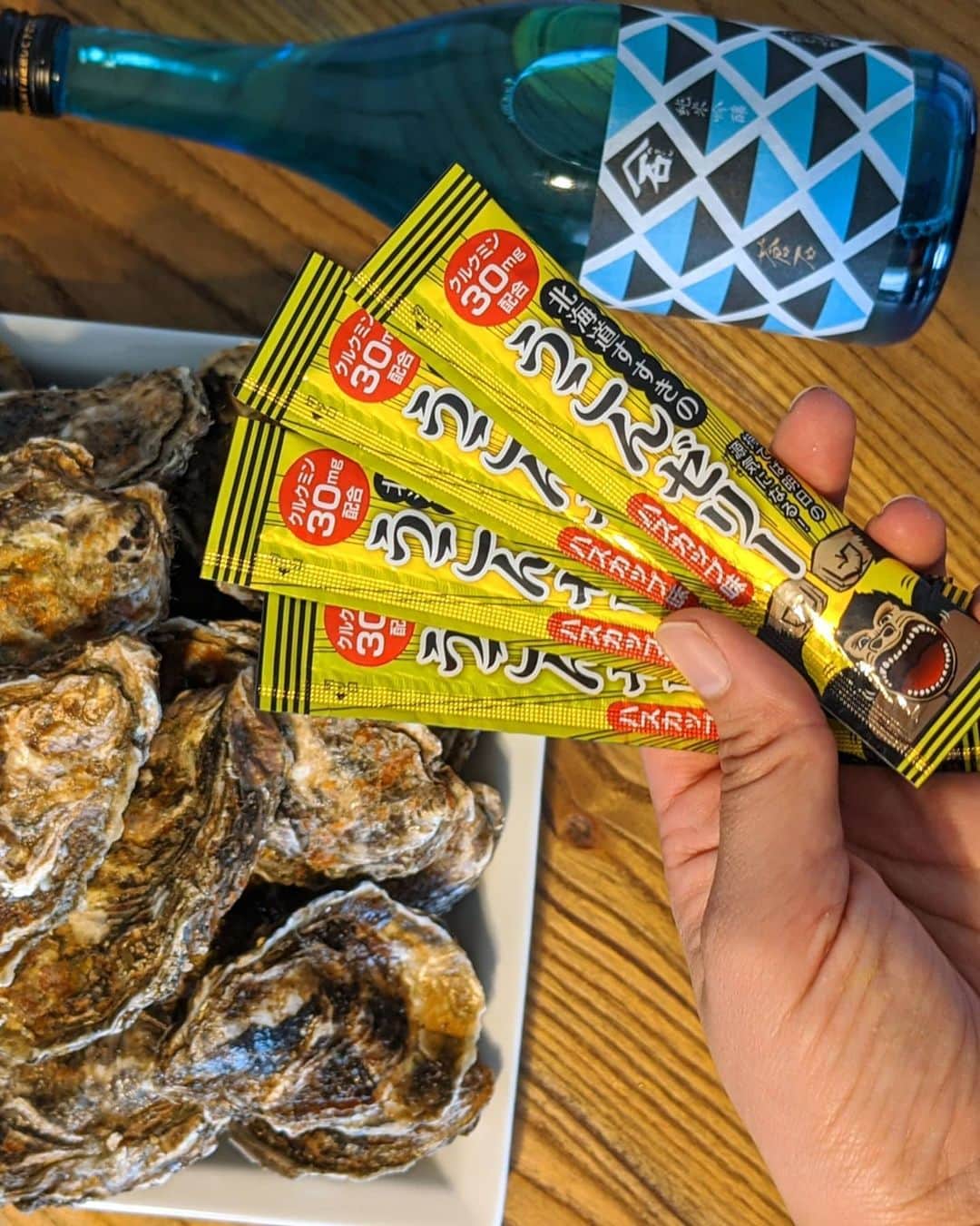 芳美リンさんのインスタグラム写真 - (芳美リンInstagram)「牡蠣小屋 “凛” ﻿ 開店しました。﻿なんて妄想ご飯。 ﻿ 生牡蠣たっぷり♥♥ ﻿ 北海道の旬鮮さんから美味しい牡蠣が送られてきました。﻿ ※うこんゼリーもw﻿ プリップリでクリーミィ♥﻿ ﻿ @syunnsen.hokkaido ﻿ 生食用なので、そのままレモン汁をかけて。﻿ 生牡蠣はじめて自分で殻むきさしました！﻿ ﻿ 最初難しいけど、慣れてきた★﻿ ﻿ 三重県の石川酒造さんの日本酒とマラリアージュ。﻿ マイルドで飲みやすいので、牡蠣と喧嘩しません。﻿ ﻿ @ishikawashuzo_mie ﻿ ﻿ 割烹着は、﻿ 京都きもの町さんの。﻿ ﻿ @kyoto_kimonomachi ﻿ 割烹着とは思えない可愛さ♥﻿ さすが着物やさん。﻿ 北海道、三重、京都の魅力的な物で溢れた食卓になりました。 ﻿ #旬鮮﻿ #きもの町の割烹着 ﻿ #石川酒造﻿ #懸賞生活﻿ #牡蠣小屋#割烹着#日本酒#牡蠣﻿ #お取り寄せ#お取り寄せグルメ﻿ ﻿」5月25日 20時43分 - lynn.lynn5