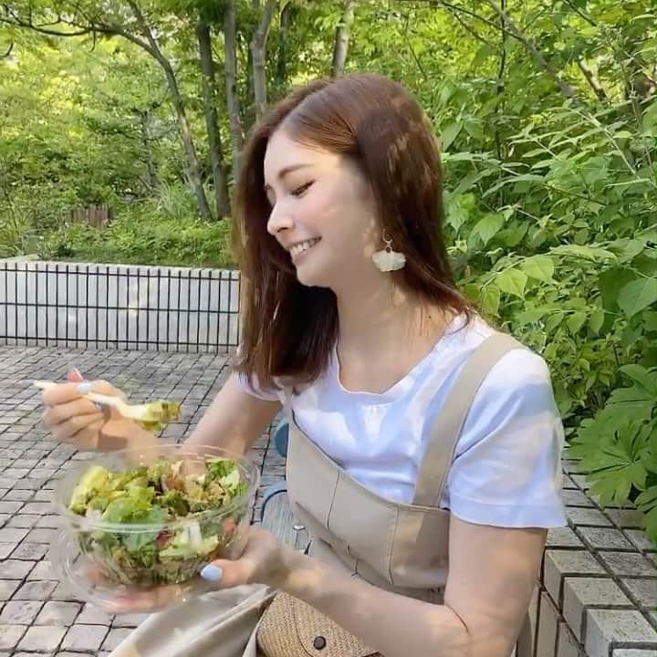 のインスタグラム：「仕事の合間は サラダ🥗のテイクアウトにハマってる！ ・ お店はクリスプサラダワークス🥗 @crispsaladworks  私はカルメックスに+トマト🍅が好き！ ・ ・ ・ ・ ・ ・ ・ ・ ・ ・ ・ ・ #おうちごはん#おうち時間#おうちカフェ#サラダ#ダイエット#ヘルシー#テイクアウト#お昼ごはん#ランチ#昼休み#春#春コーデ#インスタ映え#カメラ女子#写真#仕事#東京#カフェ#カフェ巡り#カフェ好き#ナチュラルメイク#おやつ#ダイエット#思い出#過去pic #spring#cafe#sakura#lunch#salad」