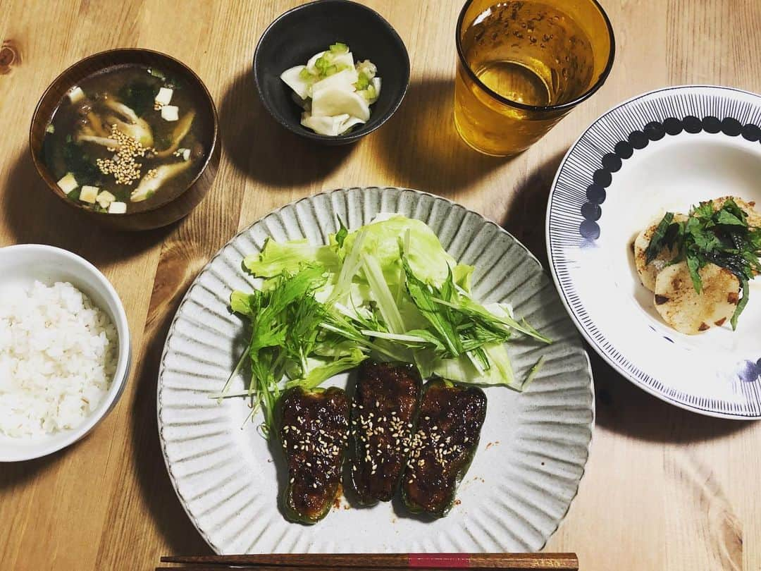 栗原文音さんのインスタグラム写真 - (栗原文音Instagram)「一緒に作ろう！ 一緒に食べよう！ ご飯とお味噌汁(スープ)バトン🌸  小学生からから一緒に戦ってきた @kakirei0719 からバトンを受け取りました🙌 自粛生活が明けそうですが、用事がない時はなるべく#stayhomeそしてこれからも三密をさけ、うがい手洗いを徹底して行きましょう！！ 次は昨日も一緒にインスタライブした、ロンドンオリンピック銀メダリスト @bdmntnfujiimizuki バトンを繋ぎます🙋‍♀️ よろしくお願いします🌸  #いっしょにつくろう #いっしょにたべよう #いっしょに食チャレンジ #みんなにありがとう #栗原文音#手作りご飯#ピーマンの肉詰め#長芋のバターレモン醤油のステーキ#カブの浅漬け#サラダのトマトがなかったー#ショック#くりキッチン」5月25日 20時40分 - ayane0927