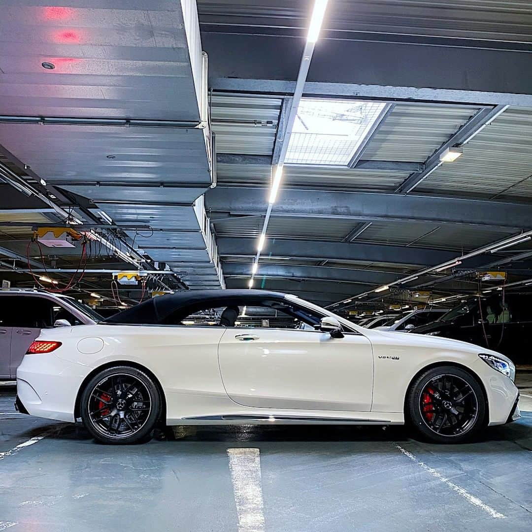 Mercedes AMGさんのインスタグラム写真 - (Mercedes AMGInstagram)「[Kraftstoffverbrauch kombiniert: 12,8 l/100 km | CO₂-Emissionen kombiniert: 294 g/km| amg4.me/efficiency-statement]  The strikingly powerful and elegant Mercedes-AMG S 63 4MATIC+ Cabriolet will captivate from any perspective thanks to its rich styling! 📷@MBKundencenter  #MercedesAMG #SClass #AMG #DrivingPerformance #S63」5月25日 21時01分 - mercedesamg