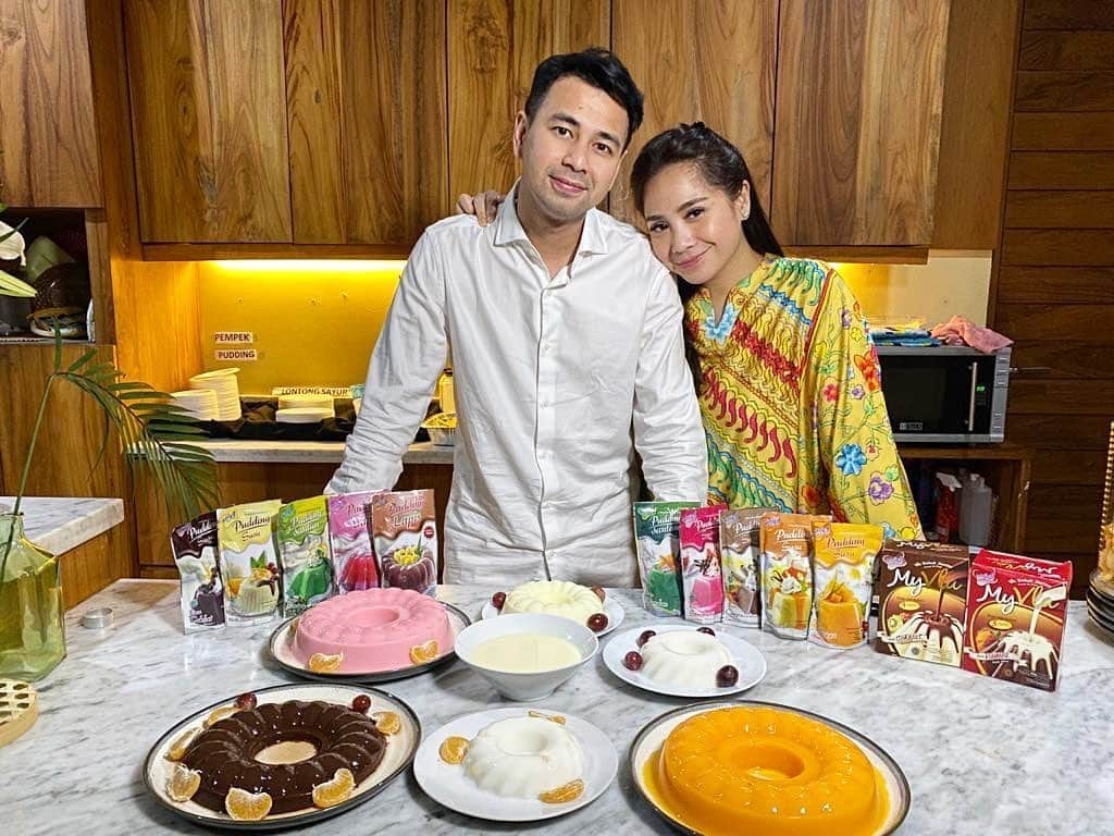 Raffi Ahmadさんのインスタグラム写真 - (Raffi AhmadInstagram)「Karna di Rumah aja, malam takbiran kali ini di rumah aja, tapi ada yg beda, di temani sama Pudding Nutrijel, malam takbiran tambah special  Kalian bisa langsung cek di IG nya untuk resep2 @puddingnutrijell」5月25日 21時00分 - raffinagita1717