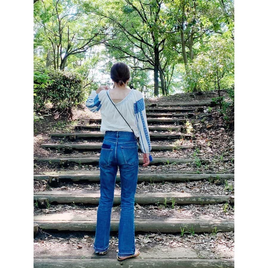 のインスタグラム：「👖👖👖﻿ ﻿ バックスタイルも抜かりなくっ！﻿ ﻿ SHENERYのオリジナルデニムは、バックポケットをずらしたデザインがポイント。﻿ ﻿ 基本的に(余計な)デザインはなく、シンプルだからこそ素材とシルエット、加工に拘って作っています🧵﻿ ﻿ 大好きなアイテムだから妥協したくないし、自信を持っておすすめしたい🤲﻿ ﻿ スタッフはもちろん、お客様でもコレクターがいてくれる事が本当に嬉しいです🥺✨﻿ ﻿ ﻿ #SHENERY_official﻿ #denimpants #SHENERY﻿ #tunic #blouse #vintage﻿ #bag #buildingblock﻿ #sandals #pellicosunny #pellico﻿ #denim #madeinjapan﻿ #blue #embroidery #metallic﻿ #fashion #styling」