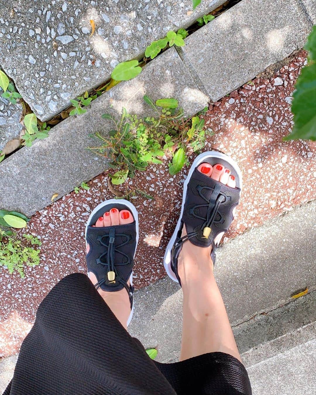 仲間リサさんのインスタグラム写真 - (仲間リサInstagram)「👦🏻☀️🌳.﻿ 息子がNIKEを着てたので私も♪﻿ ﻿ NIKEのスポサン仲間入り.﻿ ✔︎AIR MAX KOKO SANDAL﻿ ﻿ ﻿ ほとんどのサンダルは足が痛くなって靴擦れするけど、NIKEのスポサンは足の形に合ってるみたい◎﻿ ハラチ以来の履き心地で…♡﻿ ﻿ #NIKE﻿ #AIRMAXKOKOSANDAL」5月25日 20時55分 - lisa_nakama_