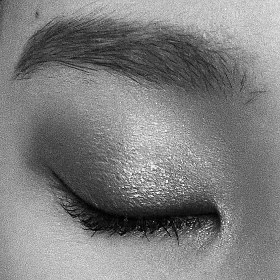 恵里花のインスタグラム：「Close up...✨﻿ ﻿ 目元に存在感を出してくれる﻿ キラキラとしたアイシャドウ🧡﻿ ﻿ 自分の気分をグッと上げてくれるの🥰﻿ ﻿ 🍑 @toofaced @toofacedlovesjapan 💄 @sono_snow」