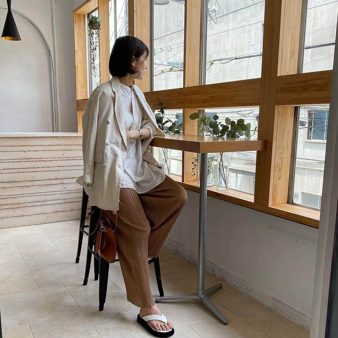 美生のインスタグラム：「来年に延期される予定だった﻿ 入園式が急遽来月開催されることに…♡﻿ ﻿ 紺ブレはもう暑いし﻿ 何着ていこうって﻿思ってたら﻿ ナイスタイミングで﻿ 最高に可愛い﻿リネンJKが入荷👏 きれいめにはもちろん﻿ カジュアルコーデにもハマる♡﻿ ﻿ 形もきれいで﻿ 白のボタンがめちゃ可愛いー🕊﻿ ﻿ ﻿今週の新作もめちゃおすすめです！ @donobanweb ﻿」
