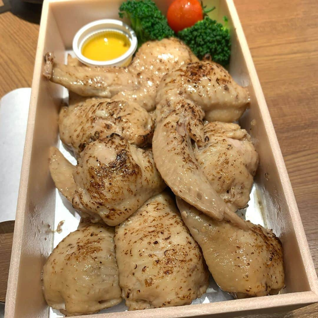 梅田啓介さんのインスタグラム写真 - (梅田啓介Instagram)「これは、アイデア料理だな〜！ よく出来てる！  東北のイカメシ的な発想の手羽メシ！  八兵衛さんのテイクアウトメニュー。」5月25日 20時58分 - kskume