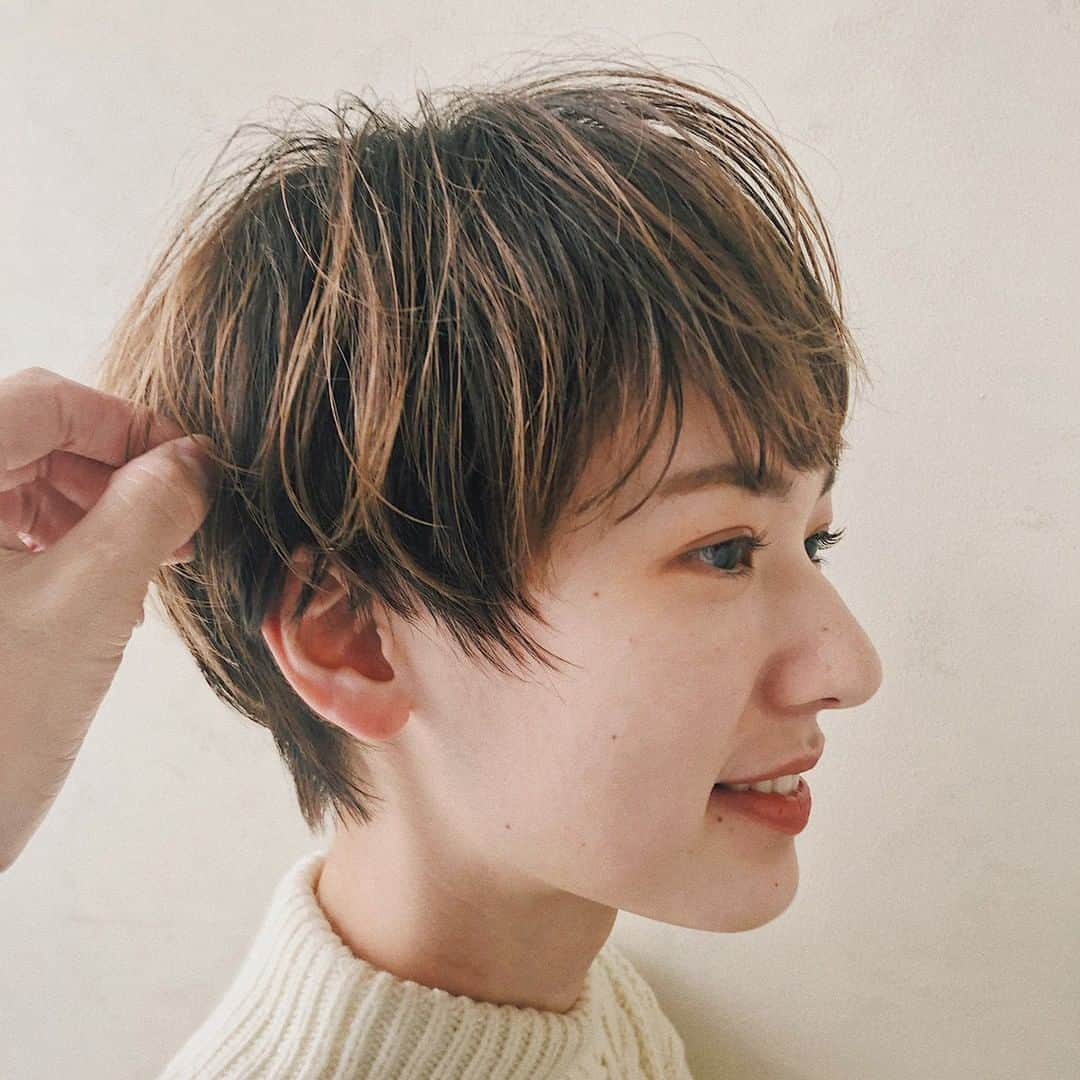 HAIRさんのインスタグラム写真 - (HAIRInstagram)「「シルエット100点満点のハンサムショート」 ————————————————— HAIR掲載スタイリスト： @tiku_tact（THOiRY） . ヘアスタイルをもっと見たい人はHAIRプロフィールリンクをチェック👇 ————————————————— @hair.cm ————————————————— . . #ショート #ショートヘア #ベリーショート #ハンサムショート #ナチュラル #モテ髪 #イメチェン #ヘアアレンジ #ヘアスタイル #ヘアカタログ #ヘアカラー #ヘアスタイリング #髮型 #髮型屋 #髮型設計 #发型 #短髮 #日系髮型 #女生髮型 #女生短髮 #염색 #헤어 #단발 #bob #복구펌 #짧은머리 #숏컷」5月25日 21時00分 - hair.cm