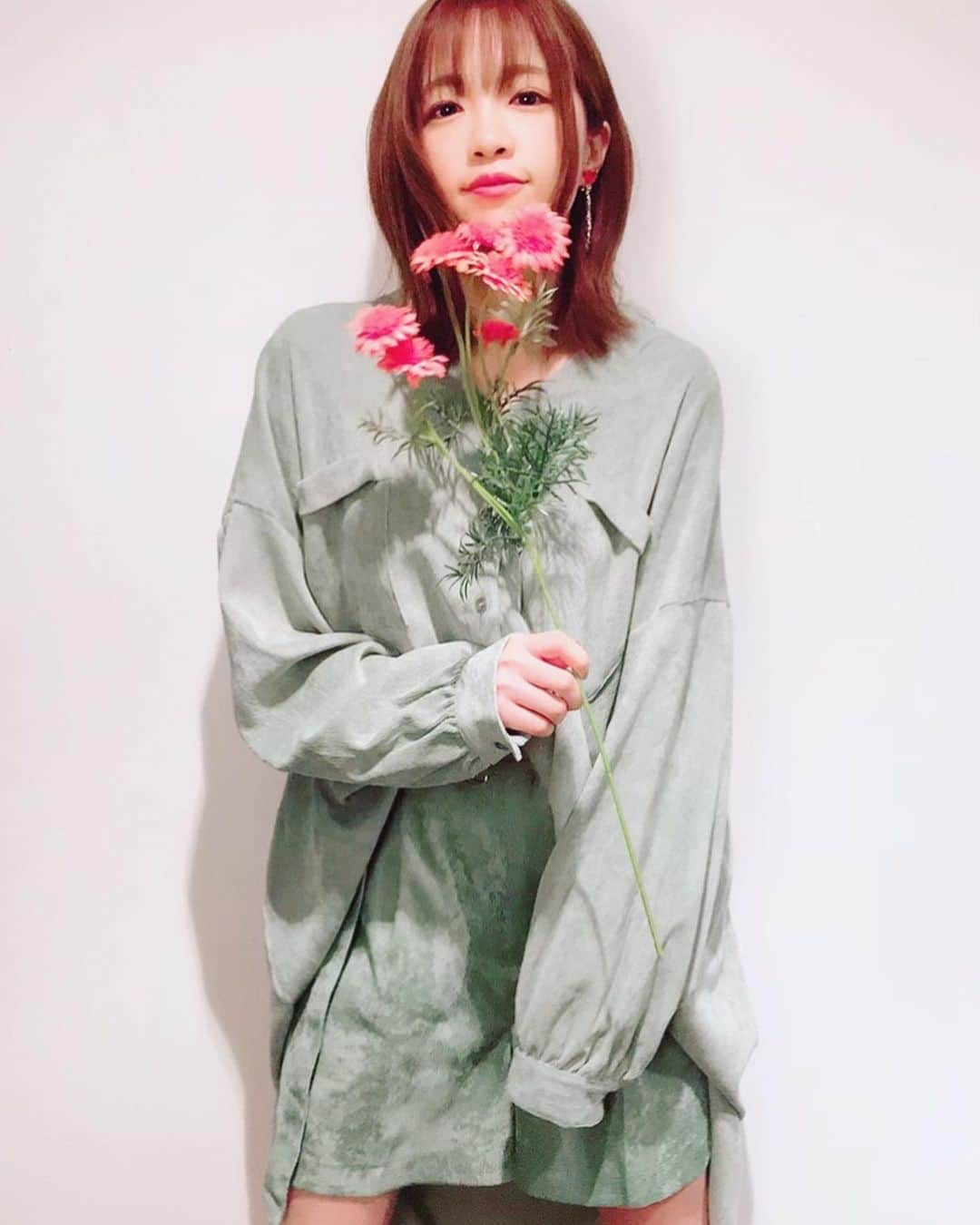 のインスタグラム：「ミリオン7thのパンフ衣装、こんなのでした！スタイリストは、信頼しかないつばささん✨カメラマンは、写真集でもお世話になった井上さん✨衣装もセットも好みすぎてハッピーな撮影でした〜🌼感謝！パンフの写真ぜひお楽しみに💐#imas_ml_7th」