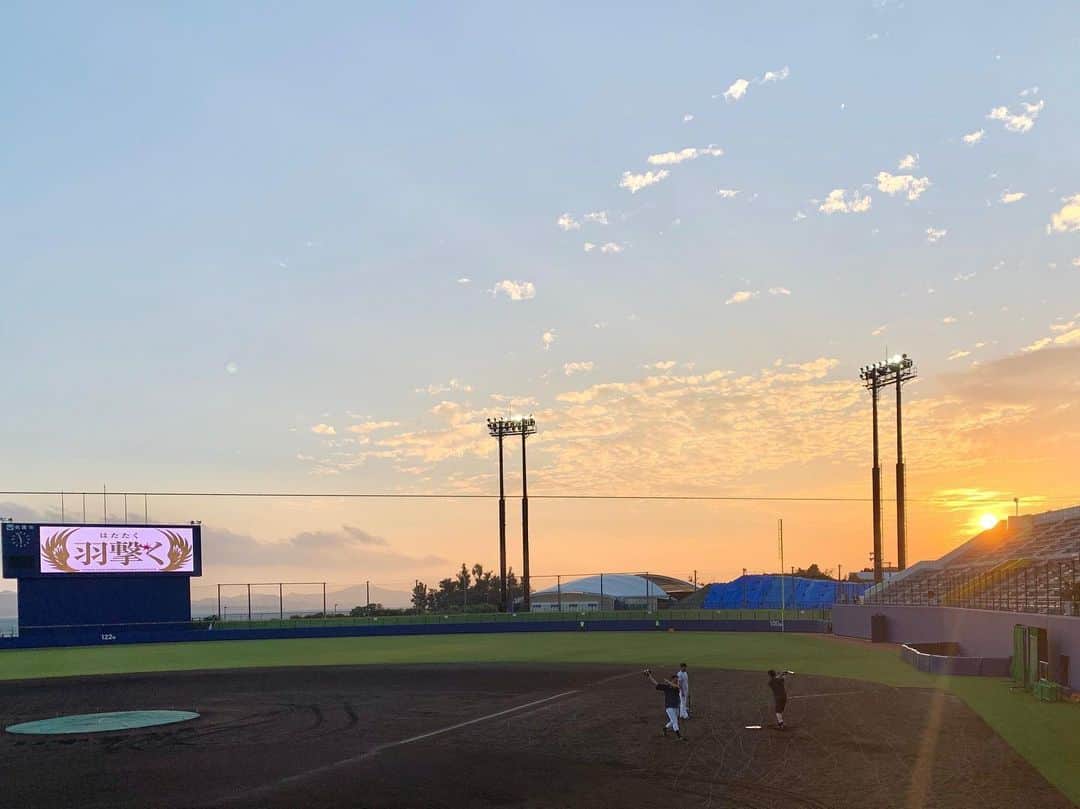 福田太郎のインスタグラム：「⚾︎ 一歩ずつ。ただ確実に、前へ！ ⠀ 気持ちの準備はじめましょう！ かからない、うつさない努力、 がんばるみんなへの感謝は、これからも。 本当にありがとうございます！ ⠀ #コロナに負けない #みんなで勝つ  #ファイターズ #羽撃く #lovefighters #プロ野球 #6月19日 #開幕  #北海道 #緊急事態宣言解除 #makuake  一気に行きたいとこだけど、 ちょっとずつ、進んでいきましょう。」