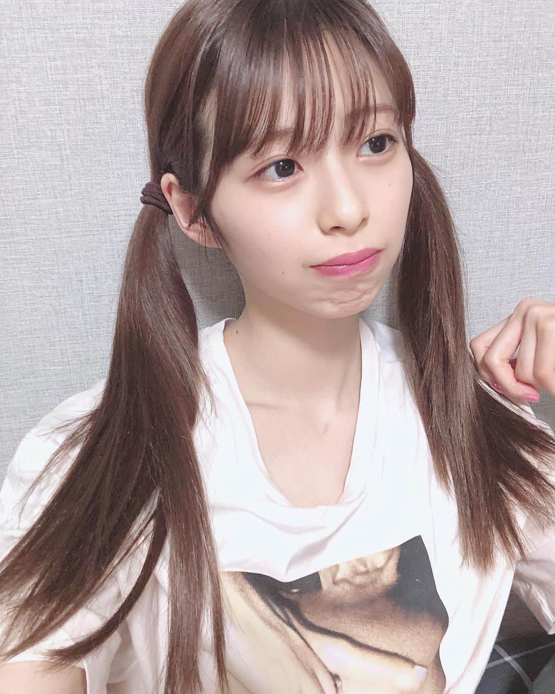 川崎ひかるのインスタグラム：「🤍 . . 早くライブしたいなの顔つき🤔 . . 久しぶりのツインテールです🎀 美容院にずっと行ってなくて髪すごい伸びた気がします🌷 . . . .  #daily #dailylook #selfie #selca #ootd #japanesegirl #japaneseculture #likeforlikes #like4likes #japaneseanime #japaneseidol #idol #cosplay #cosplaygirl #followｍe #일본아이돌  #데일리 #데일리룩 #셀카 #셀스타그램 #팔로우 #フォローミー #自撮り #アイドル #ビジョビ #ビジョラダ  #おうち時間 #東京  #ツインテール #いいね歓迎」