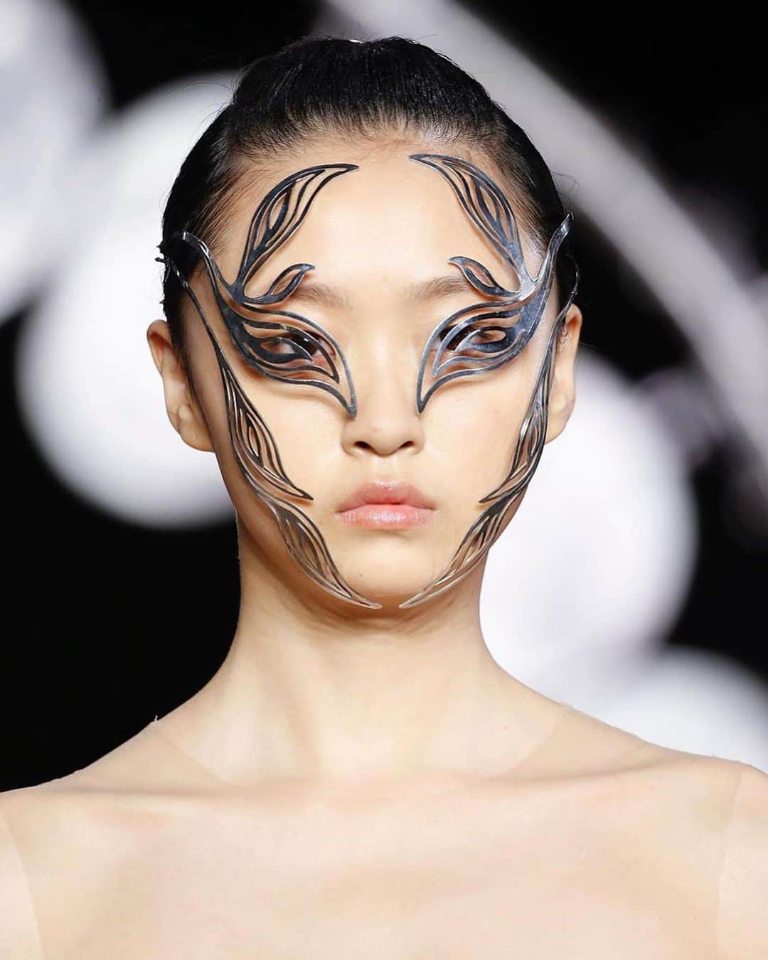 Iris Van Herpeさんのインスタグラム写真 - (Iris Van HerpeInstagram)「Zooming into the intricate details of the Iris Van Herpen face jewellery ~ reframing, dazing and extending beauty into new natures.  Look 1,2,3: ‘Hypnosis’ Collection 2019 Look 4,5,6: ‘Syntopia’ Collection 2018 Look 7: ‘Shift Souls’ Collection 2019 Collaborating artist: @philip.beesley Look 8: ‘Syntopia’ Collection 2018 Look 9: ‘Sensory Seas’ Collection 2020 Look 10: ‘Crystallization’ Collection 2010 Collaborating artist: @irenebussemaker  Video by @blitzkickers Photography by @giostaiano | @karlcollins1 | @mollysjlowe | @bryanhuynh | @schohaja | @michelzoeter Styling: @patti_wilson Casting: Maida Gregori Boina | @maximevalentini | @caromauger Models: @xvjing1213 | @kayleighvanheerde | @shujing_sugarless | @chunjie_liu | @___poliana___ | @yilan_hua Music direction: @sssalvadorrr Breed Including tracks: David Hykes - Rainbow Voice (Radio France) @GamelanVoices - Mentawai (Gong Ear) @Kuedo_ - Border State Collapse @DJMartinRoth - An Analog Guy in a Digital World Make-up: @silbruinsma1 | @maccosmeticsfrance PRO Team | @terrybarberonbeauty | @chiaolihsu | @macpro | @lydialeloux Hair: @martincullen65 | @streetersldn | @bjornaxen | Rutger van der Heide Manicure: @jessicascholten_ | @opinl Shoes: @trippen.official | @unitednude Press: @karlaotto  #irisvanherpen #couture #archive」5月25日 21時04分 - irisvanherpen