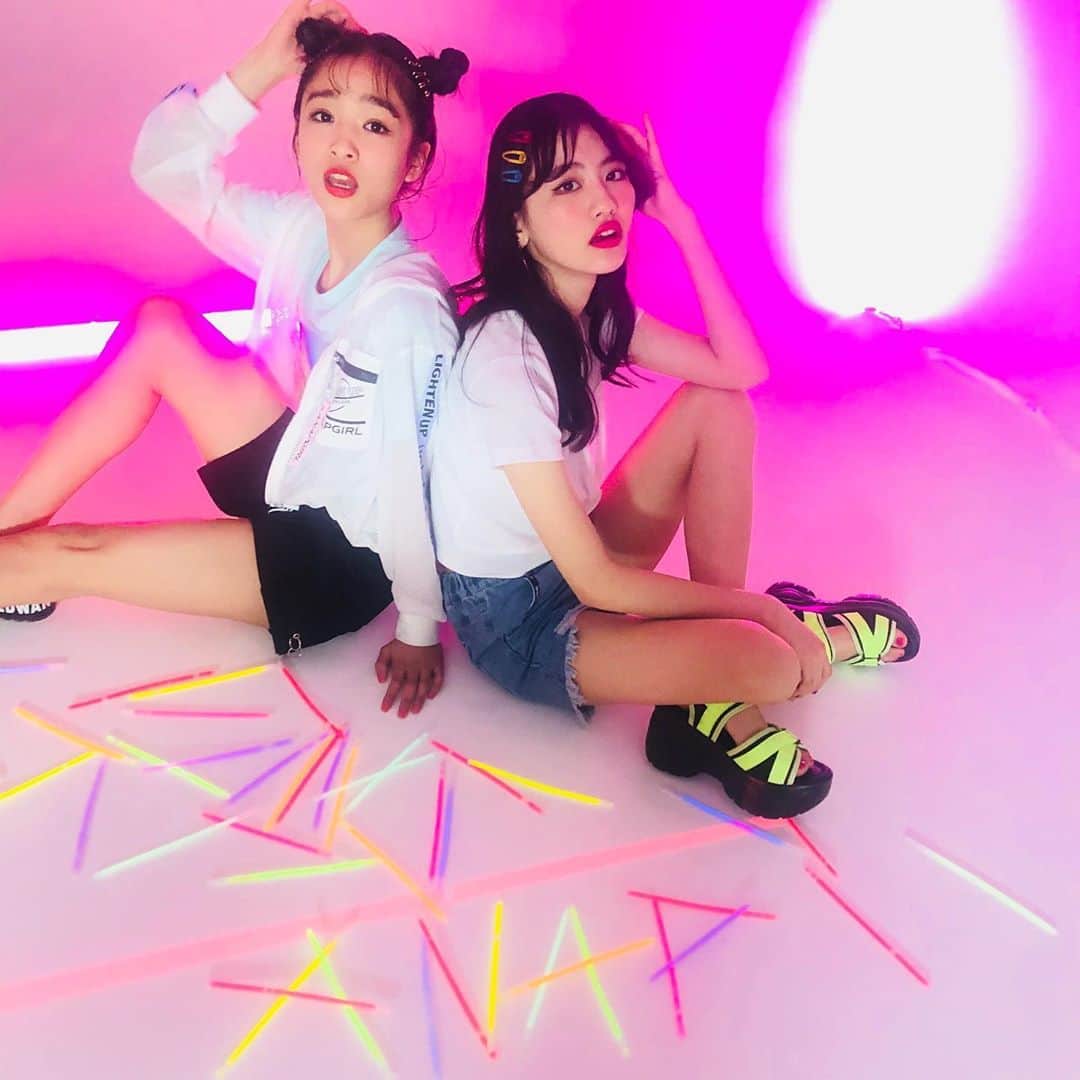 ニコ☆プチのインスタグラム：「キラッキラ🤩💖 . . . #写真のどこかにANAPの文字が隠れてるよ🧏‍♀️ #関谷瑠紀  #中山あやか  @anapgirl_official」