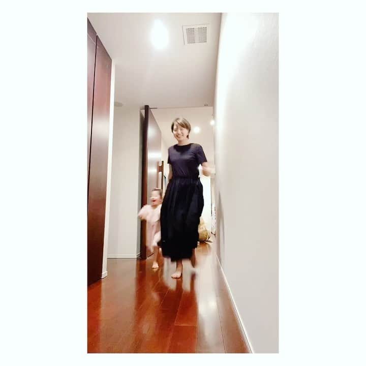 廣瀬規子のインスタグラム：「今日のインスタライブでご質問が多かった　@zara のワンピ。 こんな感じです👗 ・ 娘のワンピも　@zarakids 。 ・ 両方お気に入りです🤗 ・ ちなみに私は約164cmでSサイズを買いました💕 ・ #zara #おうちファッション #zara女 #ワンピース #親子でzara  #igtvにライブ残してみました」