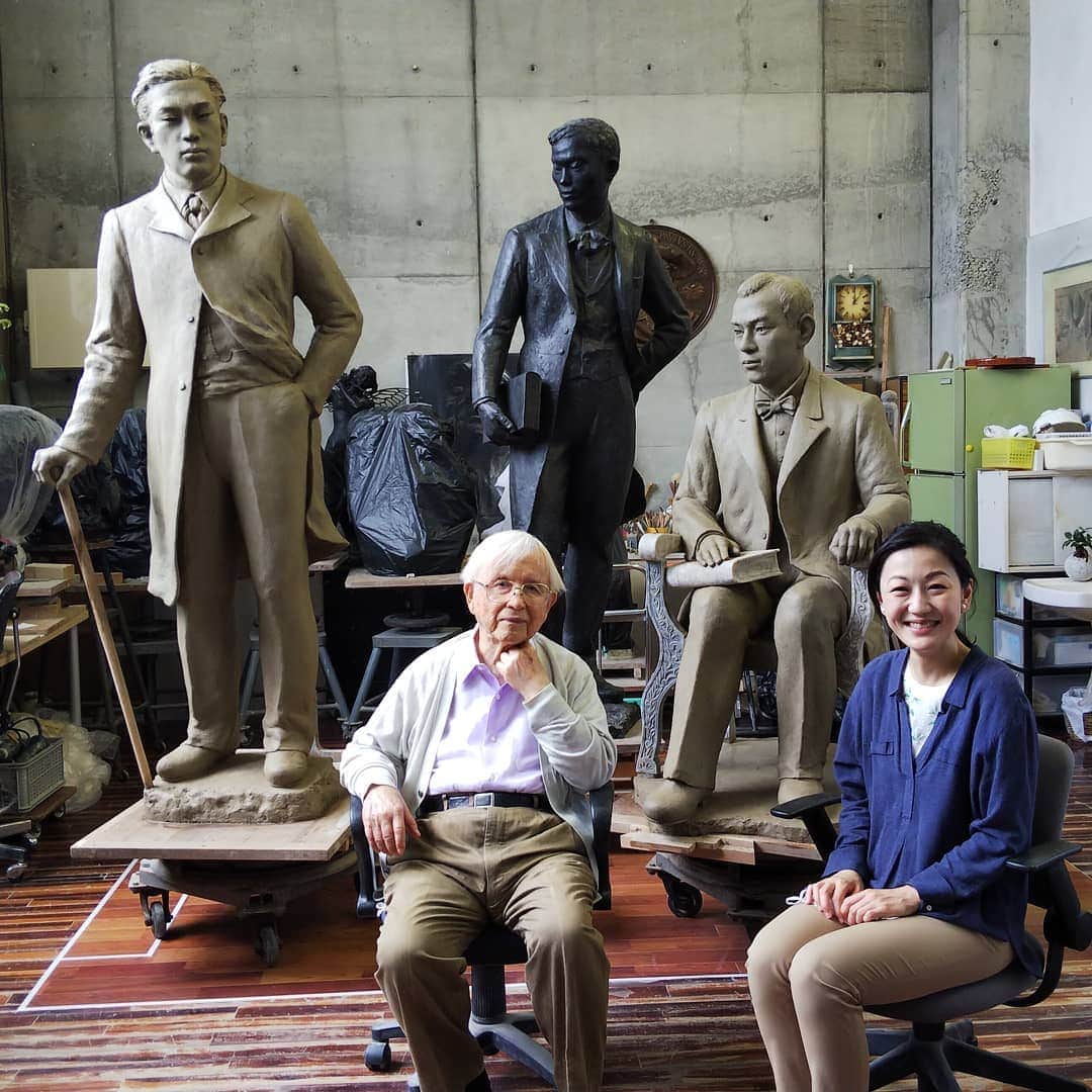 豊平有香のインスタグラム：「鹿児島在住の彫刻家 中村晋也さん、93歳。鹿児島中央駅前の若き薩摩の群像、大久保利通像、島津義弘像、天璋院(篤姫)像･･･鹿児島だけでも中村さん作の数々のブロンズ像があります。 先生にお会いするのはおよそ3年ぶり。会えば会うほどそのお人柄に惹かれます。今回、また貴重な制作過程を取材させていただきました。 完成が楽しみです！！ ※画像撮影の時だけマスクを外させていただきました」