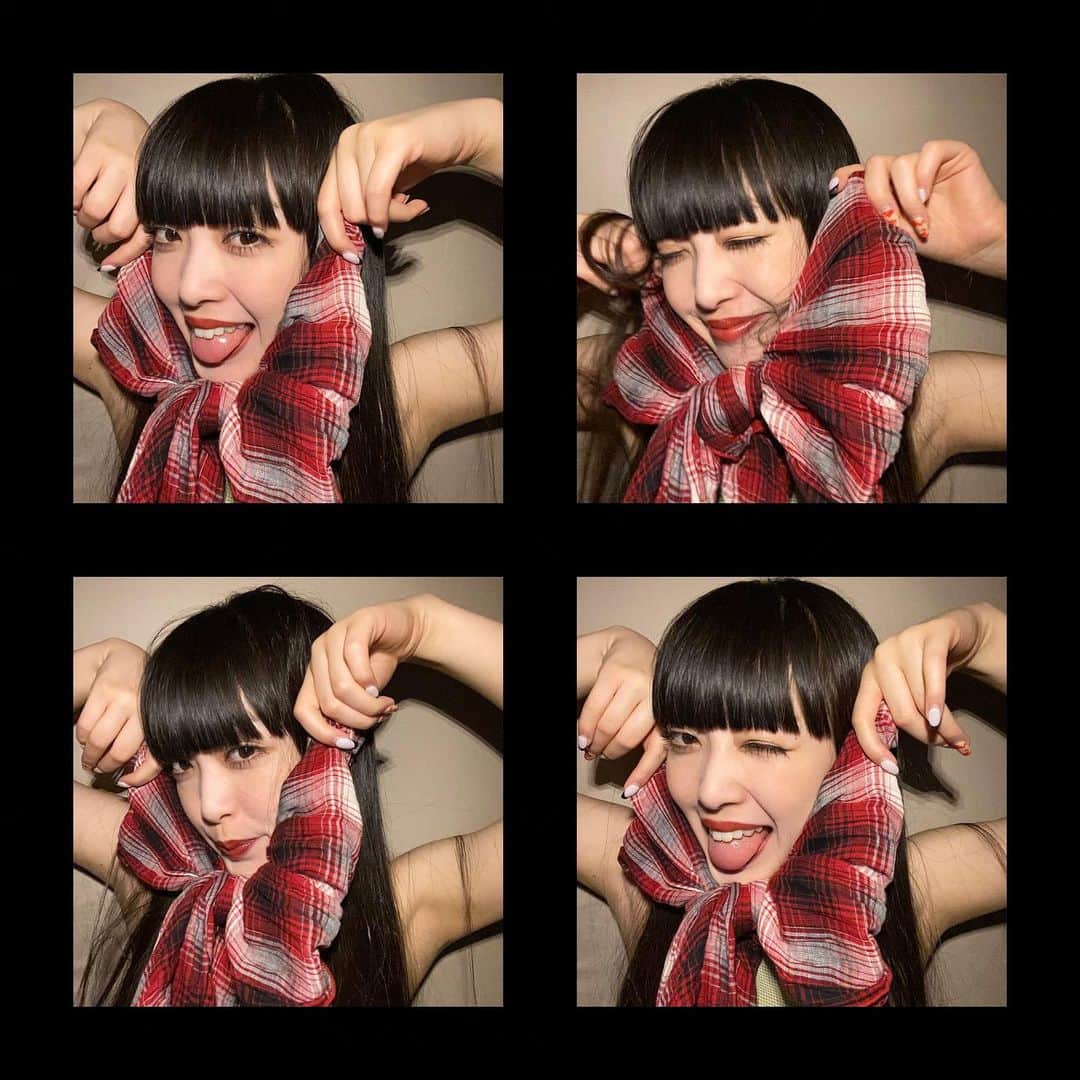 セナのインスタグラム：「🕷❤️❤️ . . . . . . . . . . . . . #黒髪スーパーロング #黒髪 #黒髪ロング #ロングヘア #スーパーロング #前髪  #赤リップ #ぱっつん前髪 #ワイドバング #撮影 #作品撮り #streetfashion #サロモ #サロンモデル #古着  #ootd #ootdfashion #ストリートファッション #streetstyle #いいね返し #instagood #instalike #ストレートヘア #therollingstones #ootd4nylonjp #自撮り #selfie #streetphotography #90s #セナ」