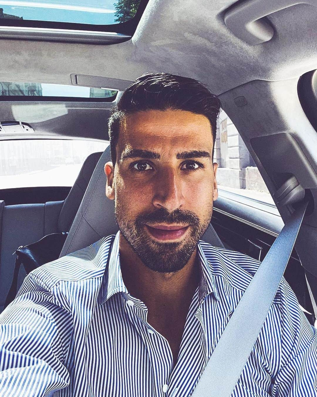 サミ・ケディラのインスタグラム：「Off to the JTC for another training session 💪🏽 #FinoAllaFine #ForzaJuve #SK6」