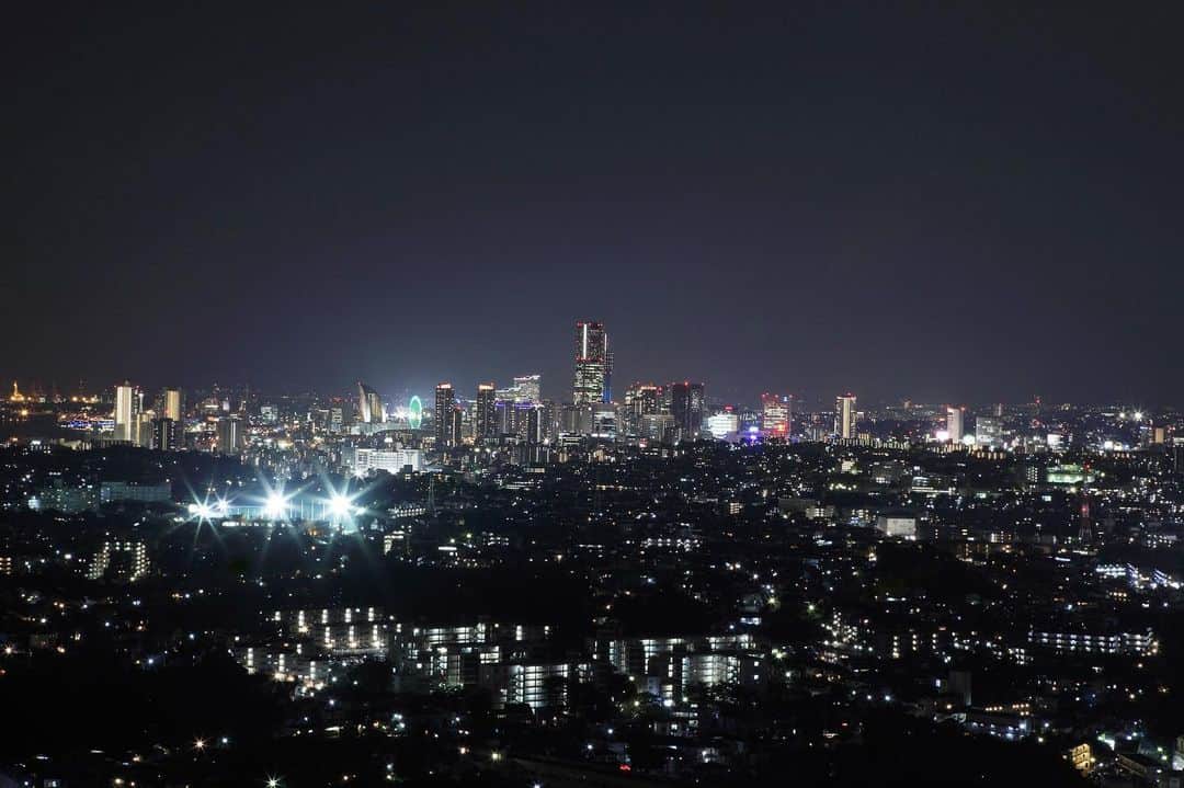 新横浜プリンスホテルのインスタグラム：「新横浜でいちばんの高さを誇る、地上約150mの新横浜プリンスホテル。高層階の客室やレストランからは窓一面に横浜の景色が広がります🌃✨ . . . . ＊＊＊＊＊＊＊＊＊＊＊＊＊＊＊＊＊＊＊＊＊＊＊＊＊ 新横浜プリンスホテルは5/31(日)まで臨時休業いたしております。また笑顔でみなさまをお迎えできることを、スタッフ一同心よりお待ち申しあげております。 ＊＊＊＊＊＊＊＊＊＊＊＊＊＊＊＊＊＊＊＊＊＊＊＊＊. . . . #新横浜プリンスホテル#プリンスホテル#新横浜#横浜#客室 #ホテルレストラン #ホテル#みなとみらい#旅行#横浜旅行 #夜景 #景色#shinyokohamaprincehotel#princehotel#shinyokohama#yokohama#hotel #view #myyokohama #stayhome #staypositive #staysafe」