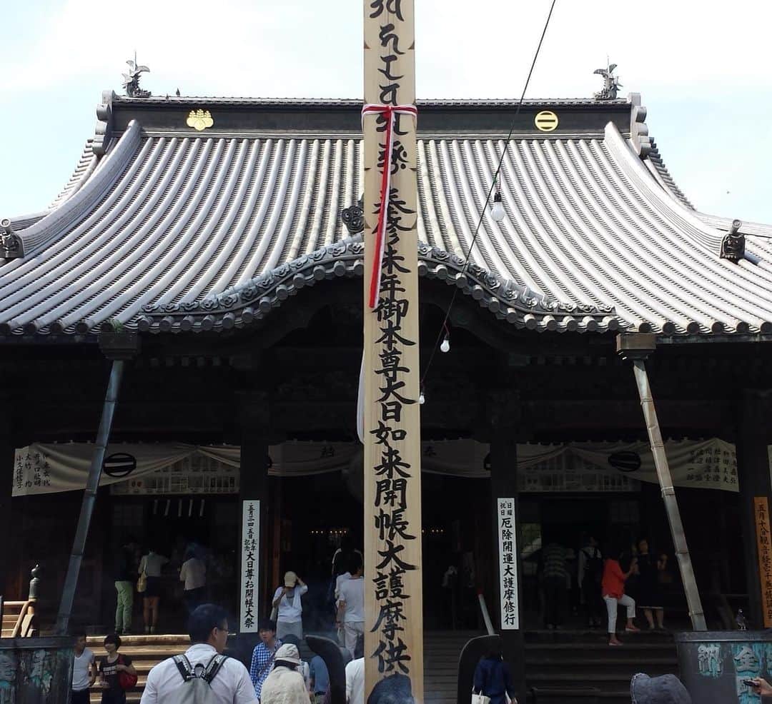 長谷川ヨシテルのインスタグラム：「#お城クイズ １２ ・ どーーこだ？ ・ 🏯ヒント ■本日5/25は#湊川の戦い (1336年)が起きた日 ■#楠木正成 に勝った #足利尊氏 ゆかりの城館 ■4枚目はヒントというか答え(笑) 🏯前回の答えは「#松前城 」！ 亀甲積みの#石垣 ＆#戊辰戦争 の弾痕&一面の#津軽海峡 などが見所でしょうか！現地の#松前漬け 美味しかった〜」