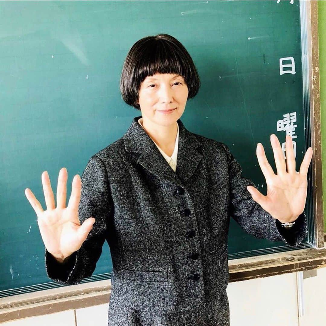 夏木マリさんのインスタグラム写真 - (夏木マリInstagram)「さっ、今夜から 「中学生日記　特別編」 再放送スタートです！ 毎日続投だから、楽しんでね👀  5月25日(月)23:56~24:55 第1話 5月26日(火)23:56~24:55 第2話 5月27日(水)23:56~24:55 第3話 5月29日(金)24:20~25:20 第4話 6月 1日(月)23:56~24:55 第5話 6月 2日(火)23:56~24:55 第6話 6月 3日(水)23:56~24:55 第7話 6月 5日(金)24:20~25:20 第8話 6月 8日(月)23:56~24:55 第9話 6月 9日(火)23:56~24:55 第10話 6月10日(水)23:56~24:55 最終話  #中学聖日記 #有村架純 @kasumi_arimura.official #岡田健史  @kenshi_okada_official #TBS #再放送 #塩バァ  #NATSUKIROCK #夏木マリ @mari_natsuki」5月25日 21時22分 - mari_natsuki