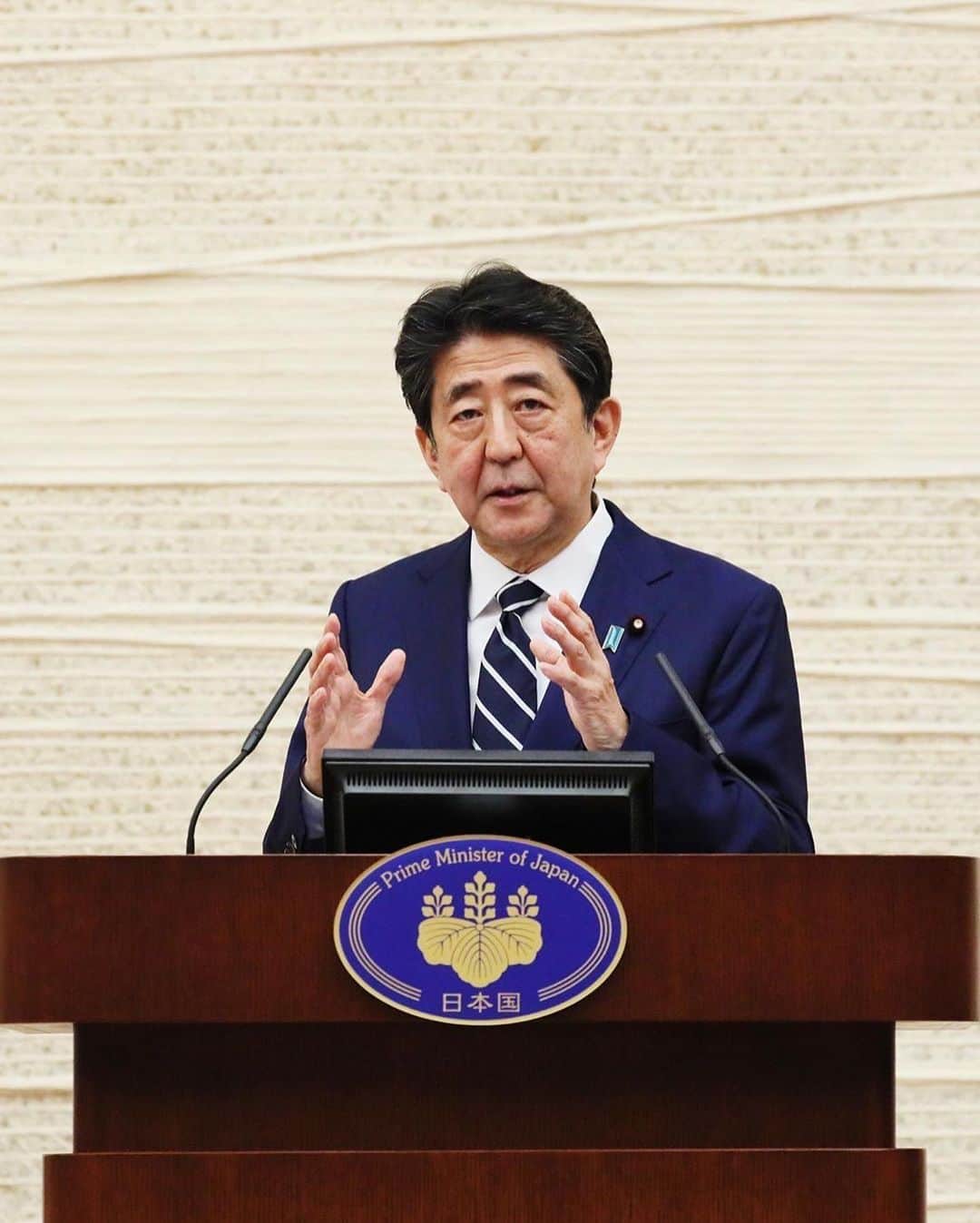 のインスタグラム：「#repost @kantei 官邸スタッフです。 本日、安倍総理は緊急事態宣言解除に伴い、記者会見に臨みました。会見の全文については、写真よりご覧ください。  #新型コロナウイルス感染症  #緊急事態宣言 #stayathome #ThanksHealthHeros @shinzoabe」