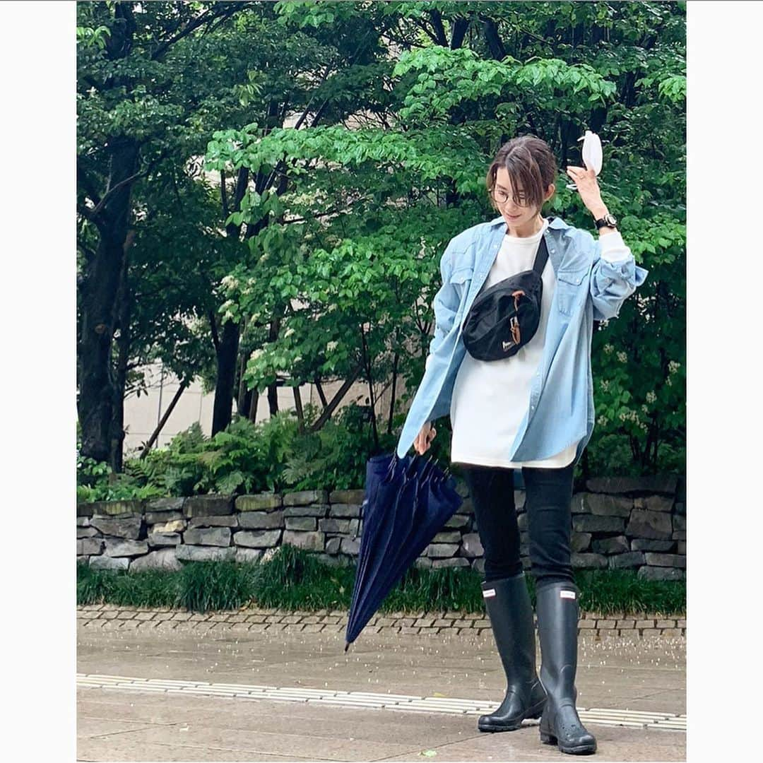 武藤京子さんのインスタグラム写真 - (武藤京子Instagram)「* * 先日のお洋服 * 湿気で髪がペッタリ🌂 * #ootd  #ダンガリーシャツ #apstudio #エーピーストゥディオ  #Tシャツ #wego #ウィゴー  #パンツ #uniqlo #ユニクロ  #バッグ #gregory #グレゴリー  #靴 #hunterboots #ハンター  #アメブロ更新しました  #STORYブログ更新しました」5月25日 21時23分 - kyokomuto0628