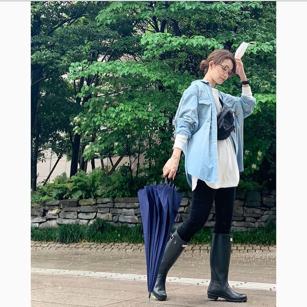 武藤京子さんのインスタグラム写真 - (武藤京子Instagram)「* * 先日のお洋服 * 湿気で髪がペッタリ🌂 * #ootd  #ダンガリーシャツ #apstudio #エーピーストゥディオ  #Tシャツ #wego #ウィゴー  #パンツ #uniqlo #ユニクロ  #バッグ #gregory #グレゴリー  #靴 #hunterboots #ハンター  #アメブロ更新しました  #STORYブログ更新しました」5月25日 21時23分 - kyokomuto0628