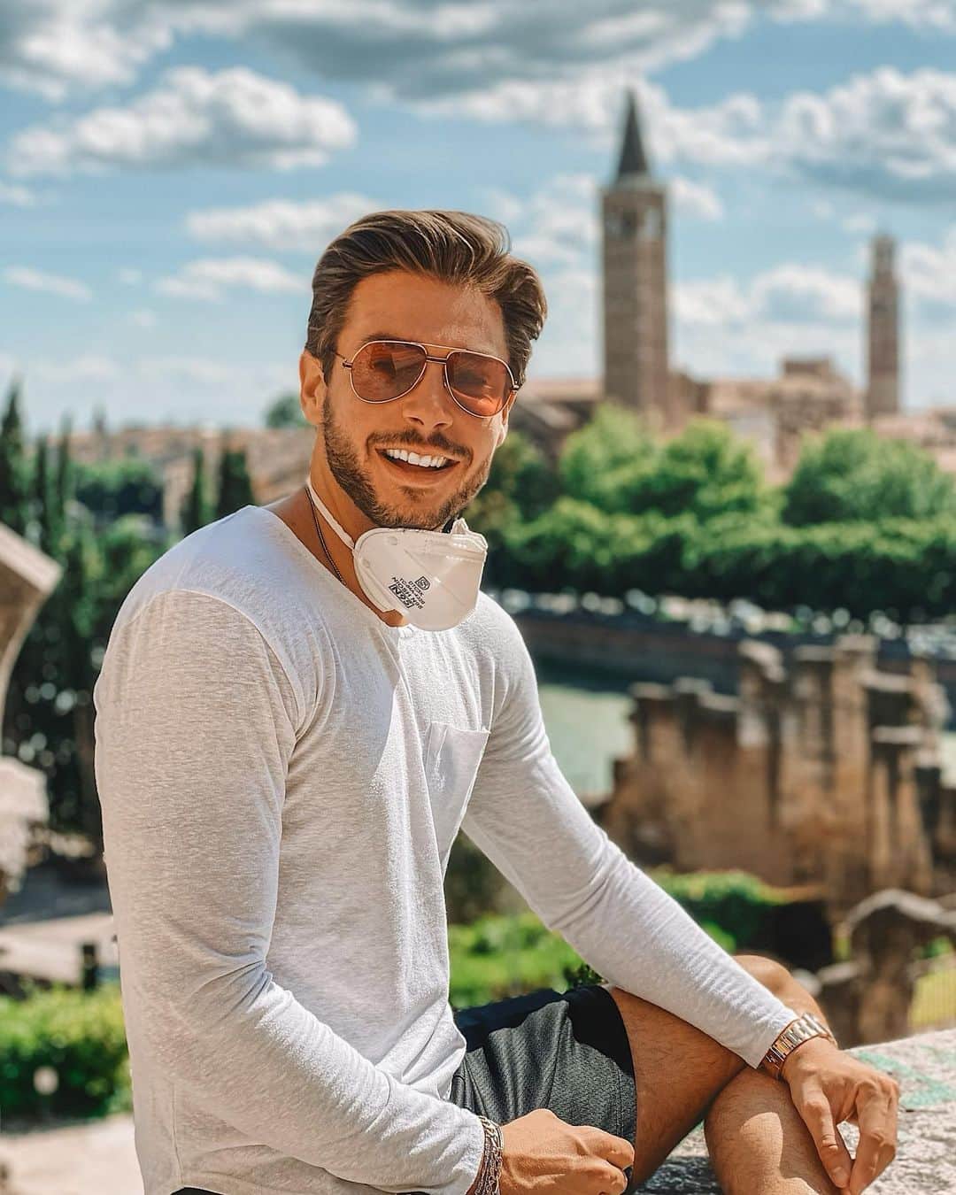 アンドレア・デンバーのインスタグラム：「There is nothing more beautiful than going  on a walk in your beloved places (the mask is lowered only for the time of the photo) #verona #walking #happiness 😊☺️😁 Non c’è niente di più bello che ritornare a passeggiare nei luoghi amati (la mascherina è abbassata solo per il tempo di una fotografia) #verona #walking #happiness 😊☺️😁」