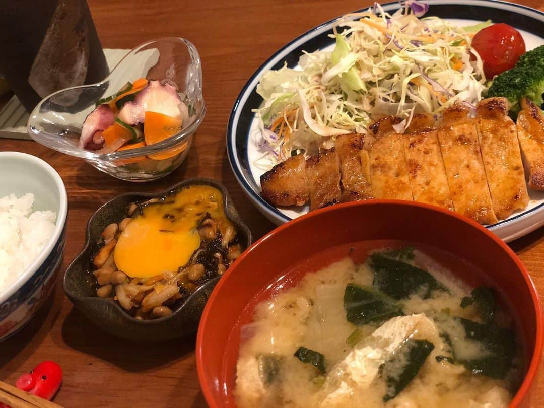 神咲詩織さんのインスタグラム写真 - (神咲詩織Instagram)「・ ・本日の晩ご飯🍽✨ ・ ・豚ロースの味噌漬け ・キャベツミックス、ブロッコリー、トマト ・タコ玉ねぎきゅうり人参のマリネ ・沖縄もずくキムチ納豆卵黄のせ(卵黄割れた悲しい🥚) ・大根ほうれん草とお揚げのお味噌汁 ・白米 ・ ・冷凍庫にいた豚の味噌漬ちゃん✨ ・ ・美味しいー🕺✨ ・白米我慢出来なかった🕺 ・まあいいか ・ #居酒屋こあら」5月25日 21時25分 - nexter_nippon