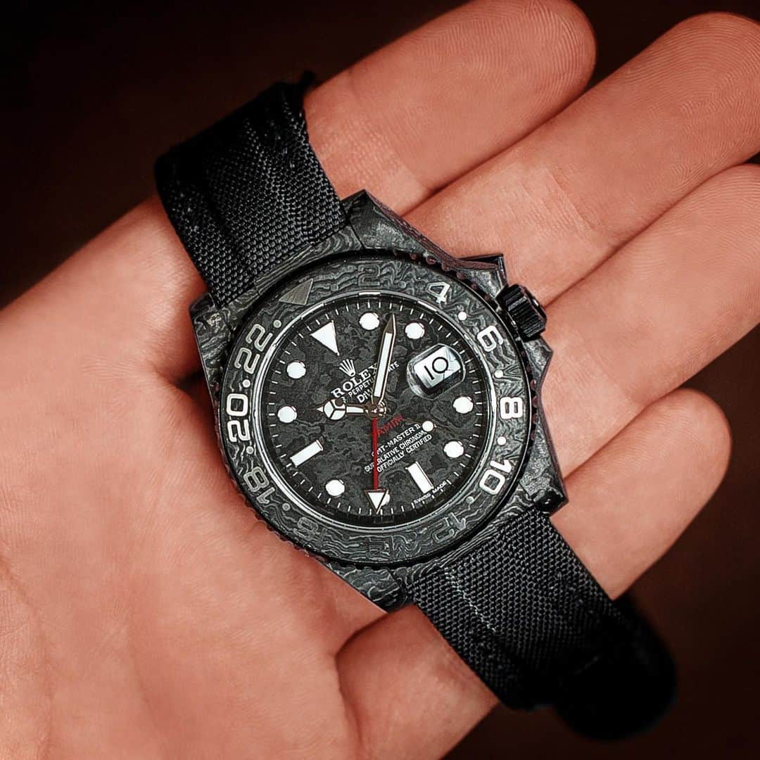 WATCHMANIAさんのインスタグラム写真 - (WATCHMANIAInstagram)「One of the most beautiful and flawless custom creations in the market by @diw_official . The Carbon GMT All Black is a special project that can be available only upon request. What do you think?  #DiW_watch #DiW_official #customrolex #rolexgmt #rolexwatch #watchcollector」5月25日 21時36分 - watchmania