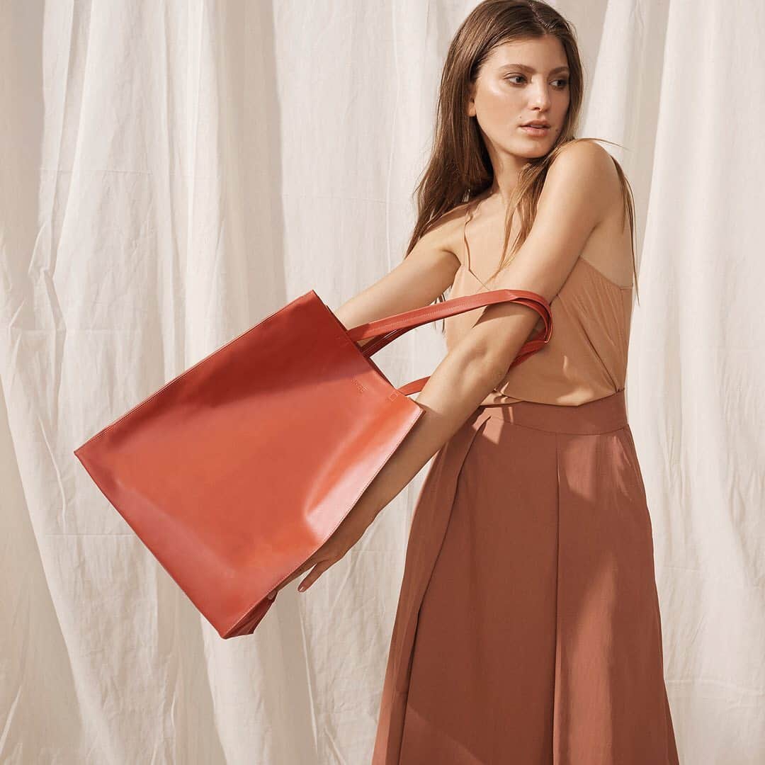 のインスタグラム：「A tote bag is a must have accessory in everyones closet. . . . #breesince1970 #madetomakeadifference #breevolution #handbags #leatherbags #purequality #purefashion #sustainablefashion」
