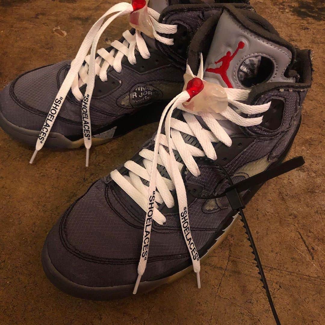 加藤 聖也のインスタグラム：「. シューレース変えた☺︎ 白のほうがかっこいいね👀✨ #NIKE #AJ5 #OffWhite #virgilabloh  #kicks #sneakers #fashion #cordinate #片足赤と黒2本にしようか悩んだがやりすぎ感あるかな🤔笑 #蝶々結びしない履き方🙋🏻‍♂️」